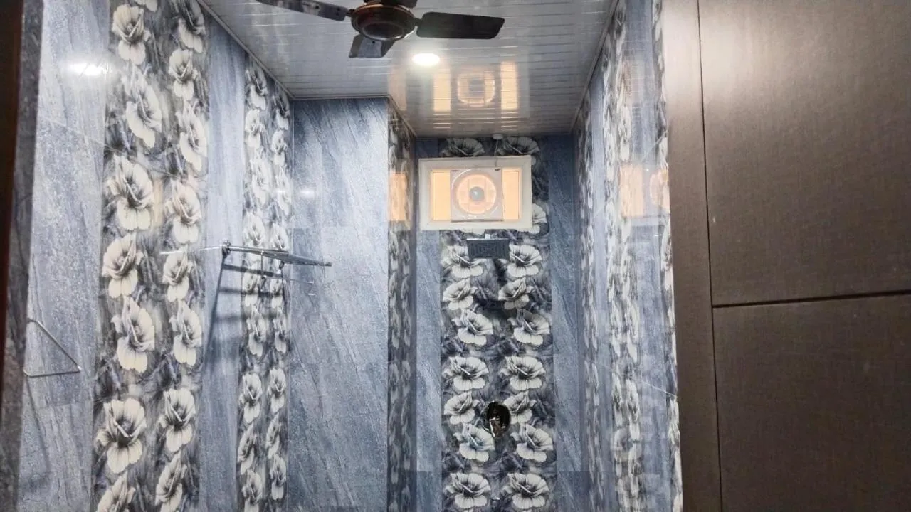 Shower in Hotel Bagga Kuteer