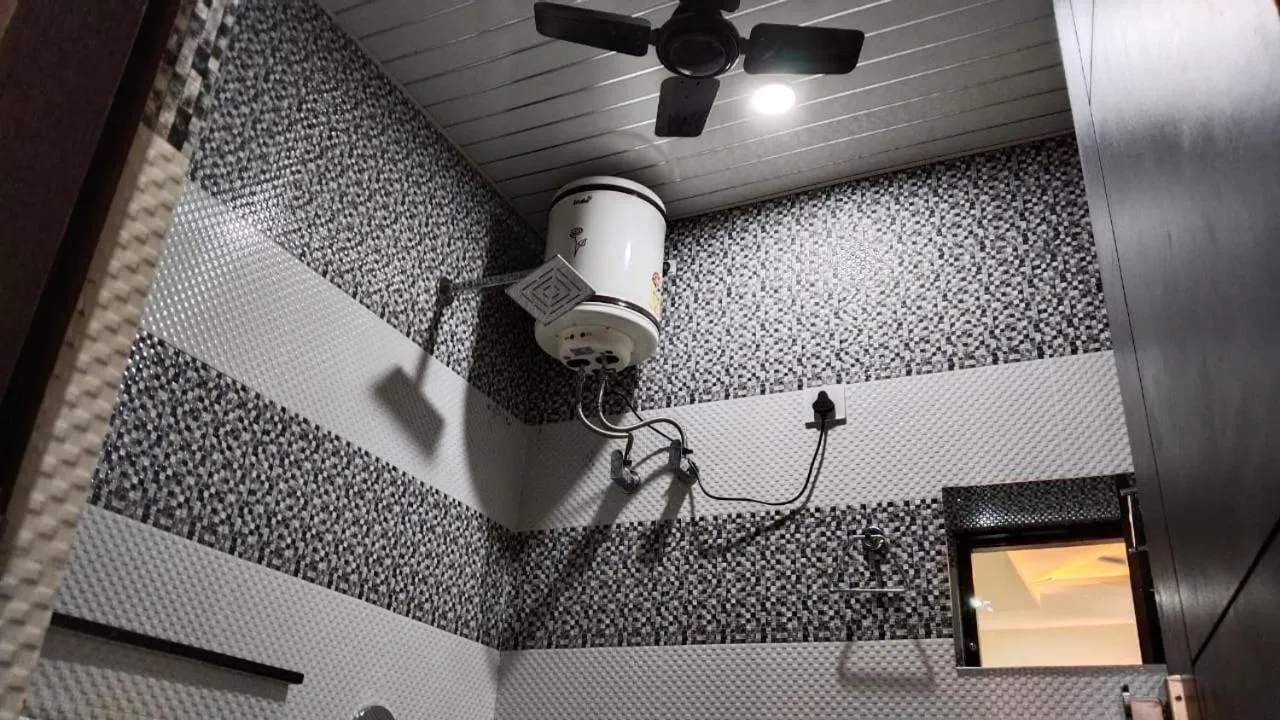 Shower in Hotel Bagga Kuteer