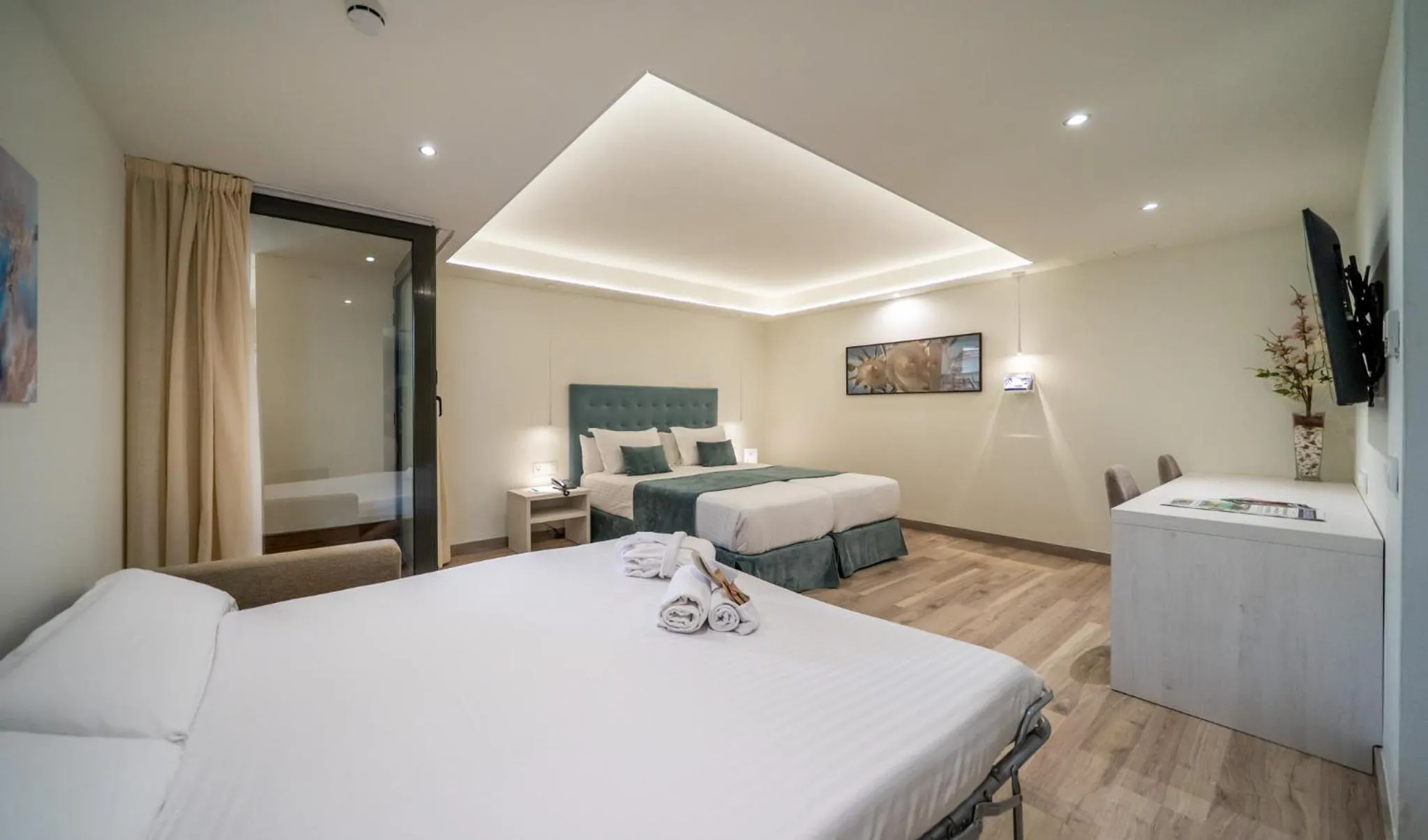 Photo of the whole room, Bed in Hotel Concordia Barcelona