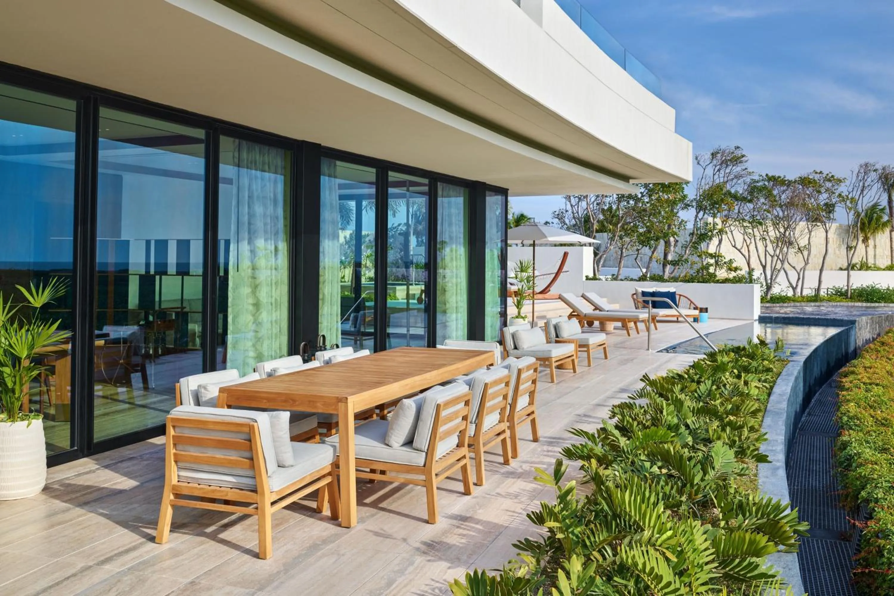 Swimming pool in The St. Regis Kanai Resort, Riviera Maya