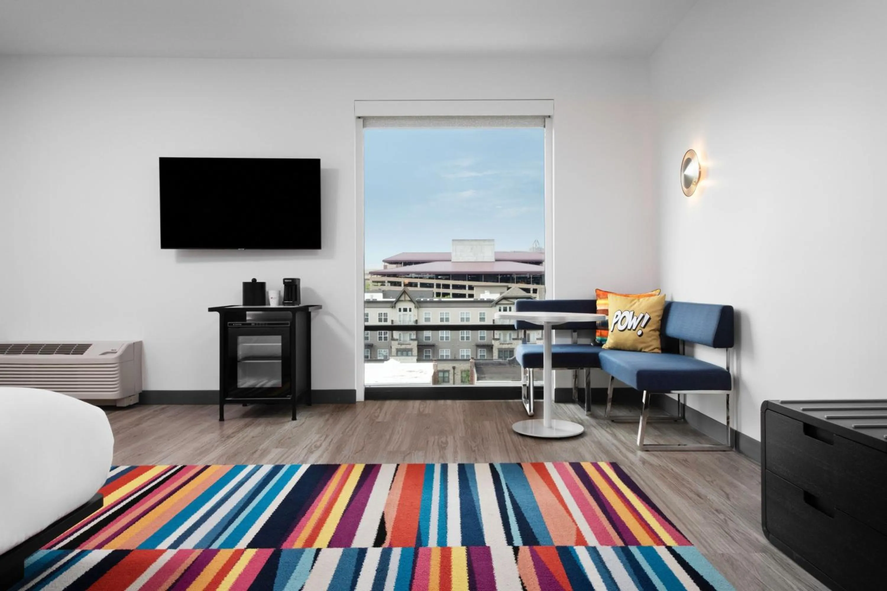 Photo of the whole room in Aloft Kansas City Country Club Plaza