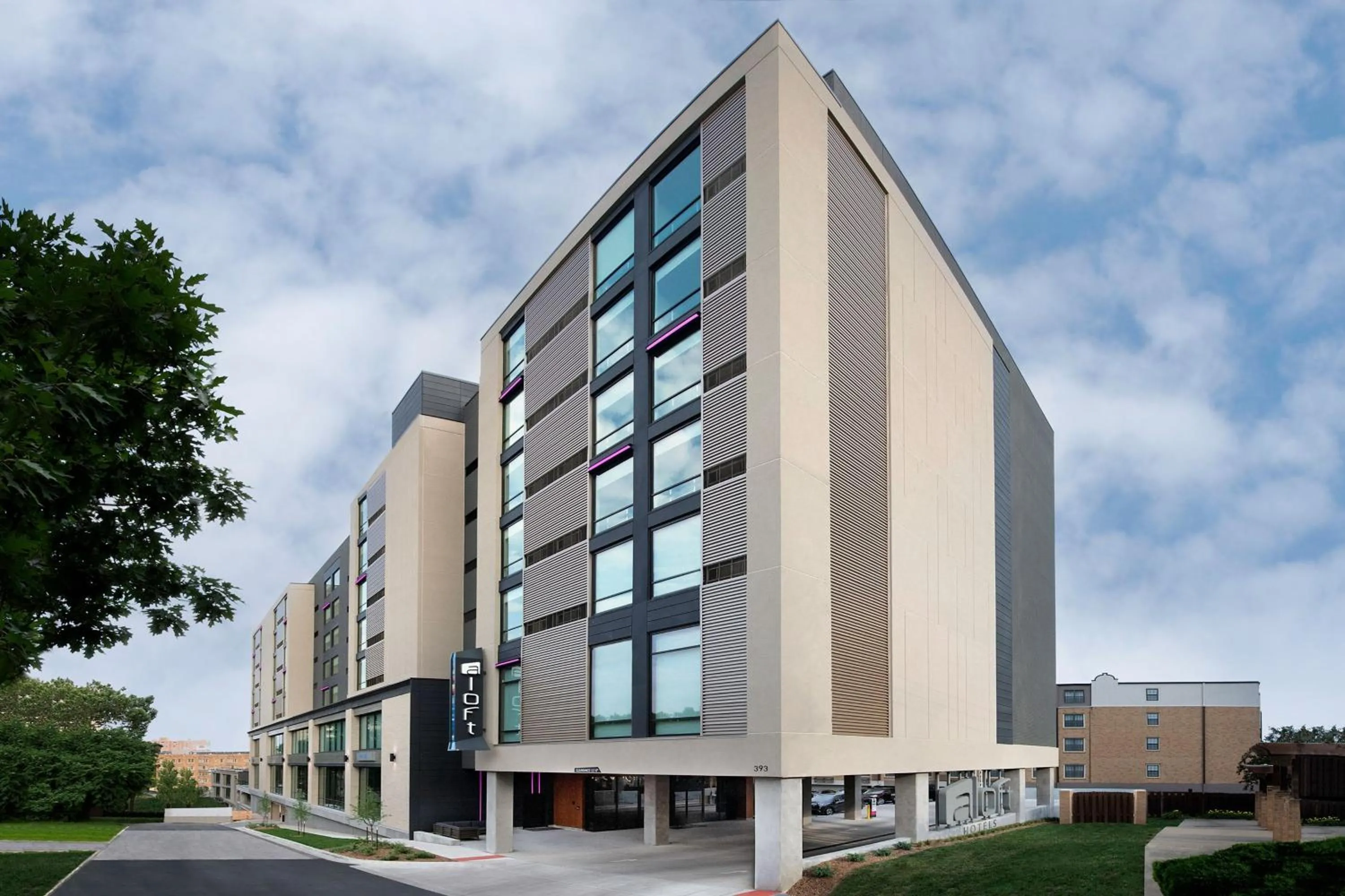 Property building in Aloft Kansas City Country Club Plaza