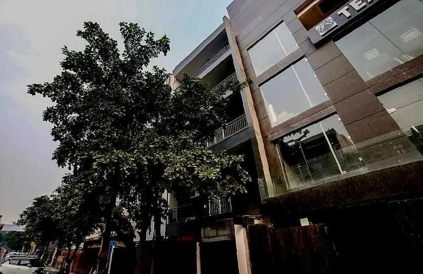 Facade/entrance in Collection O Kailash Enclave