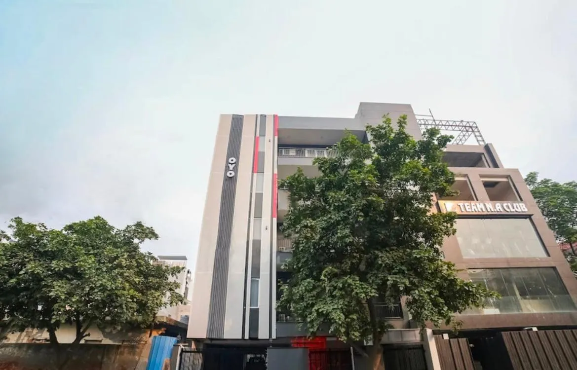 Facade/entrance in Collection O Kailash Enclave