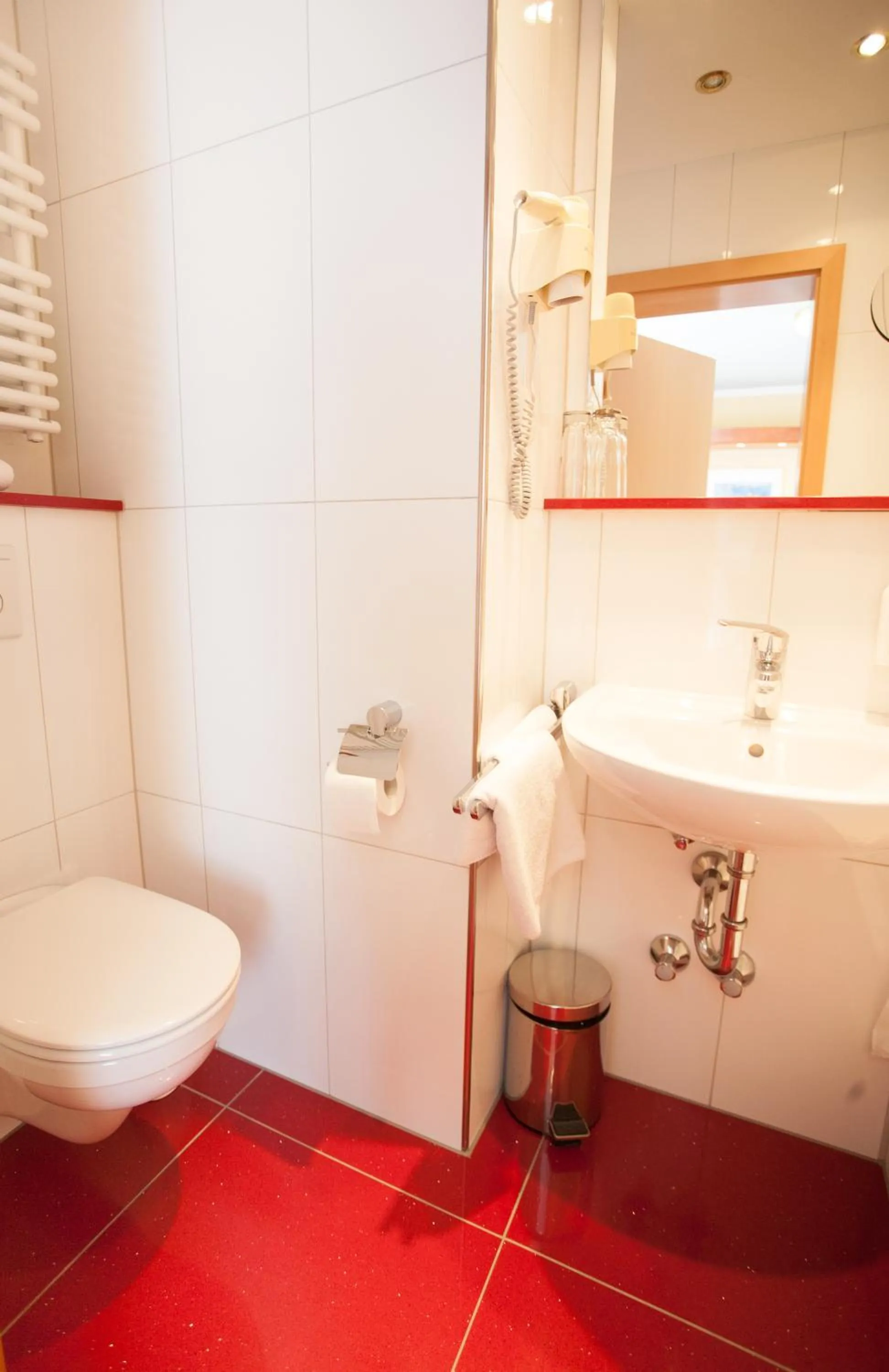 Bathroom in Hotel Restaurant Zur Post Lohfelden