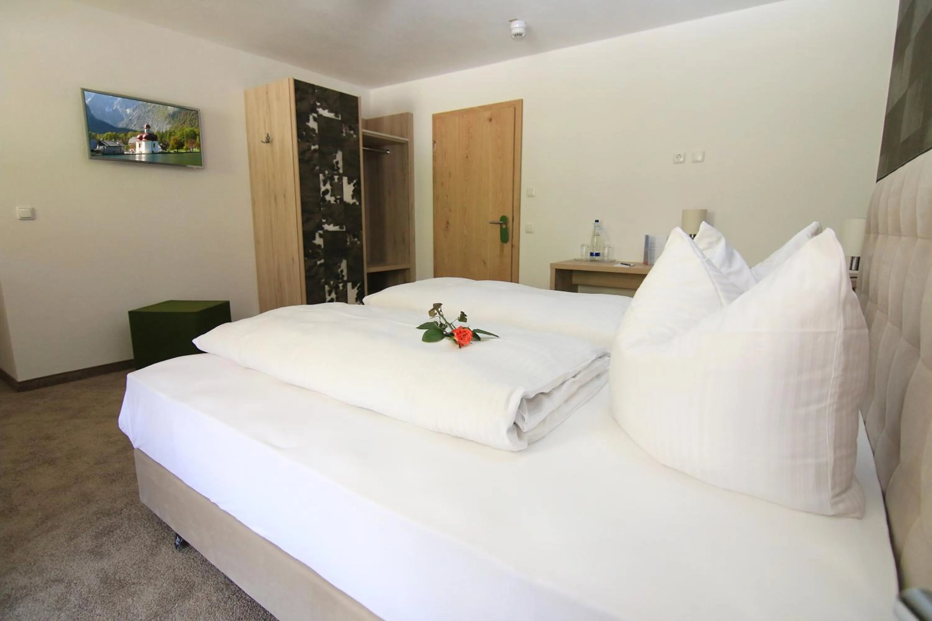 Photo of the whole room, Bed in Alpinhotel Berchtesgaden