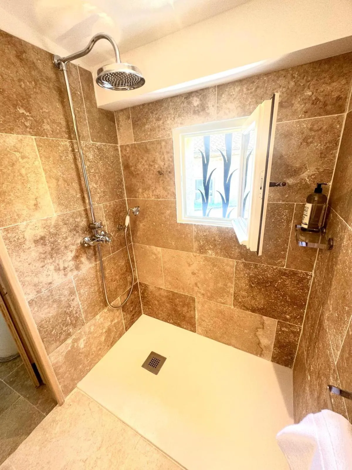 Shower in Mas Notre Dame