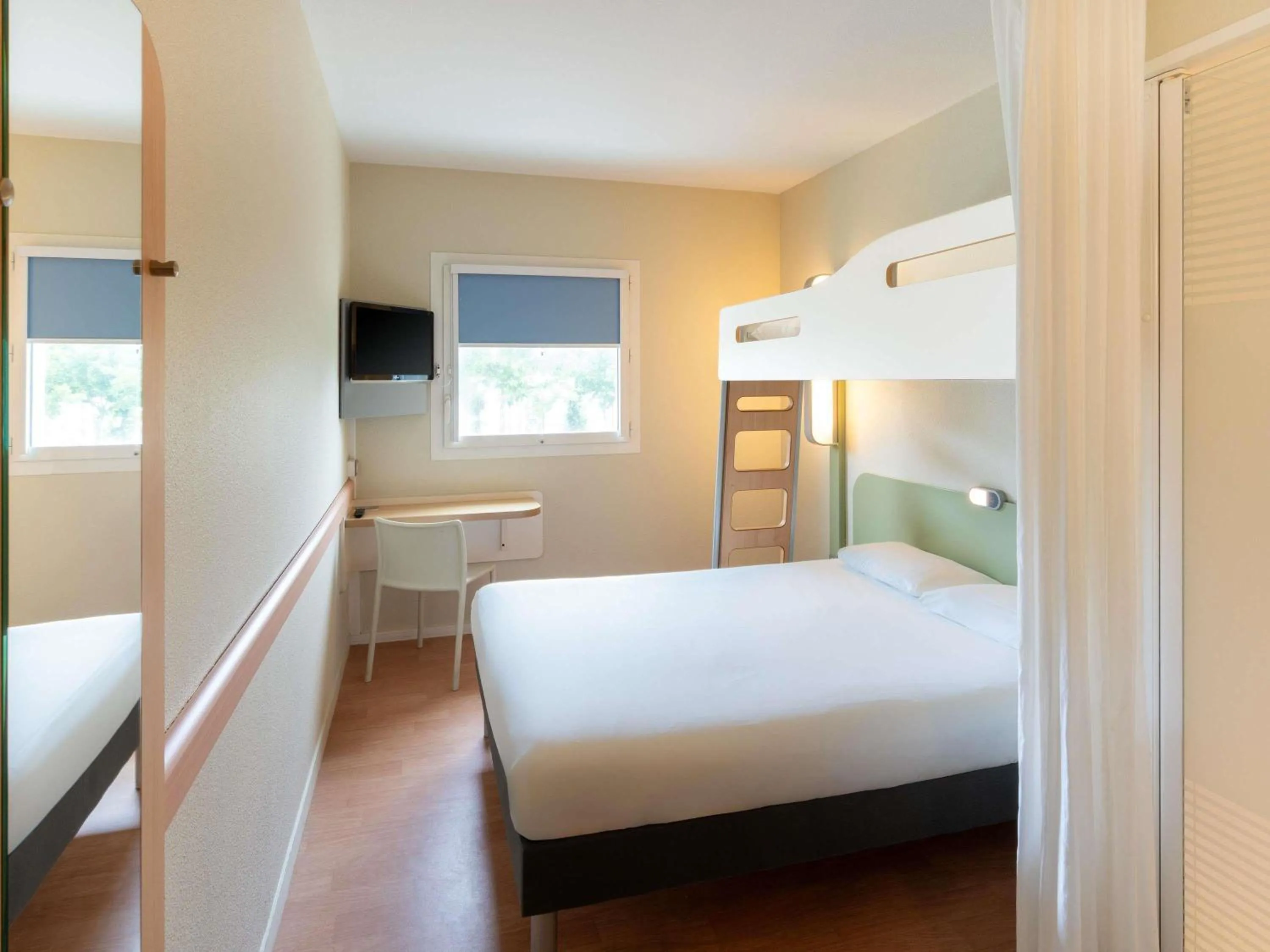 Bedroom, Bed in Ibis budget Les Sables d'Olonne