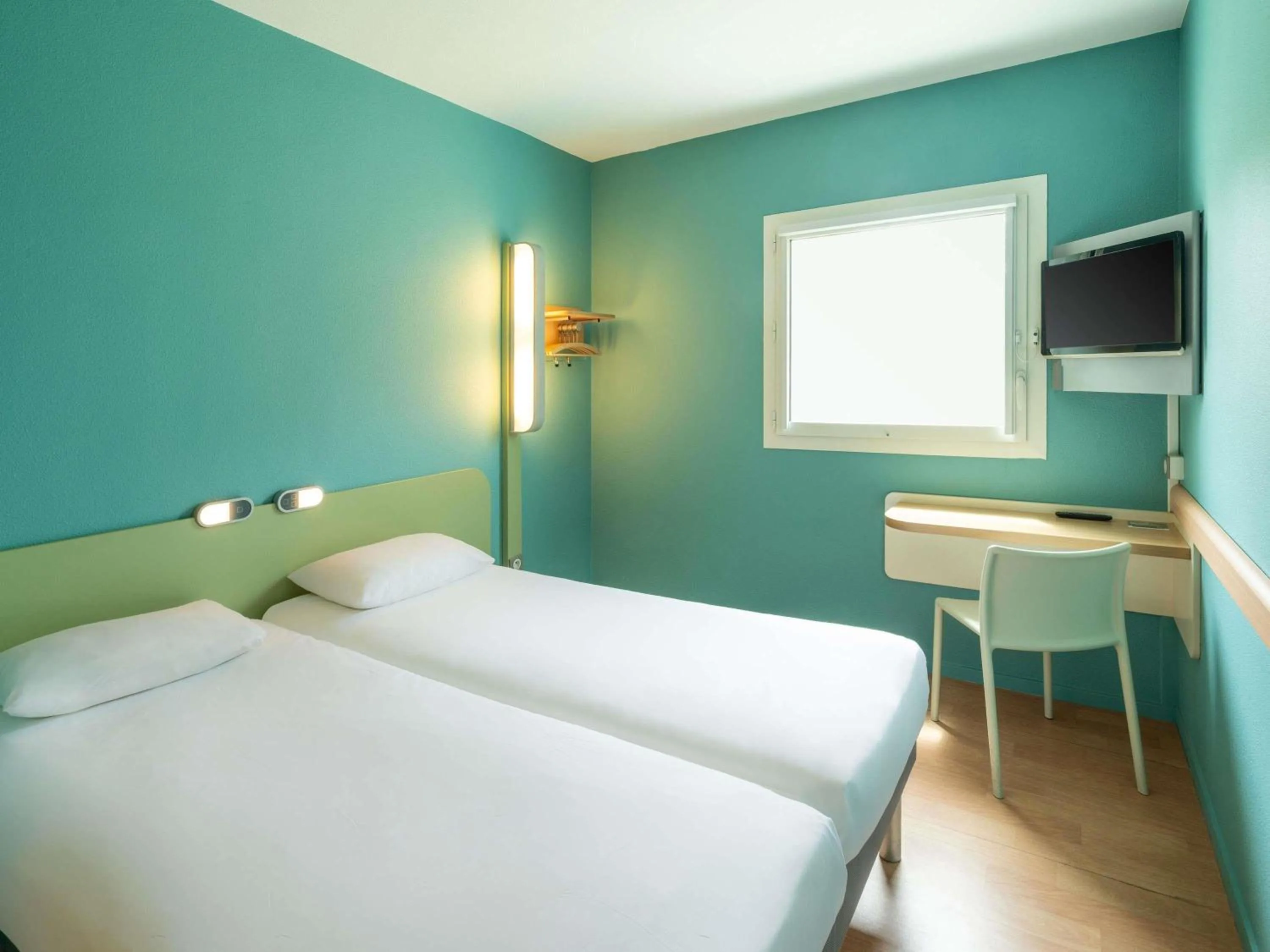 Bedroom, Bed in Ibis budget Les Sables d'Olonne
