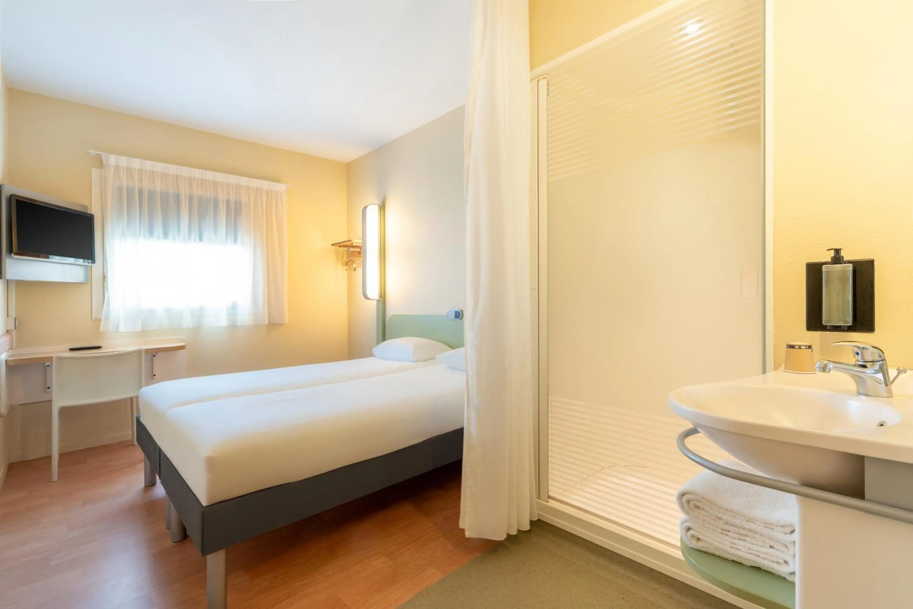 Bed in Ibis budget Les Sables d'Olonne