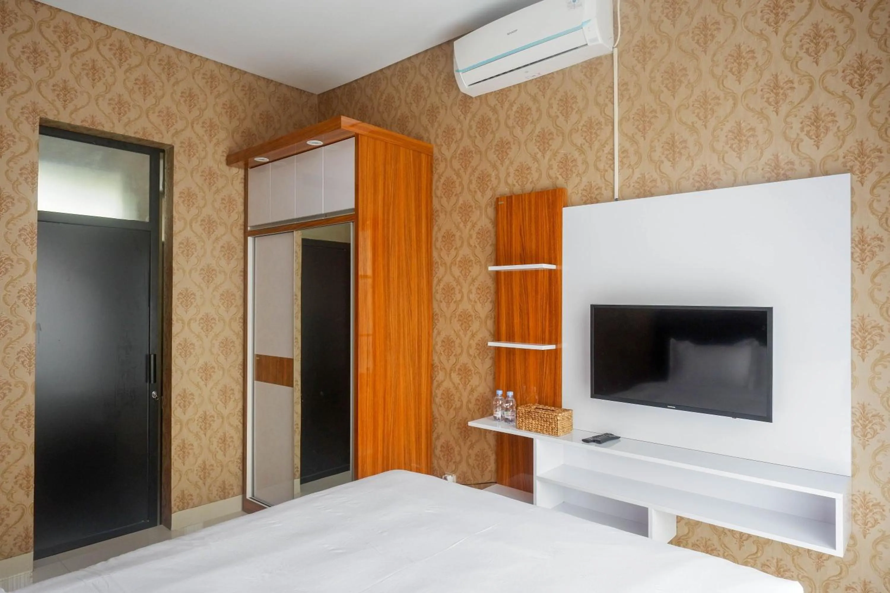 Bedroom, Bed in The Lavana Greenkhaza Villa Jogja