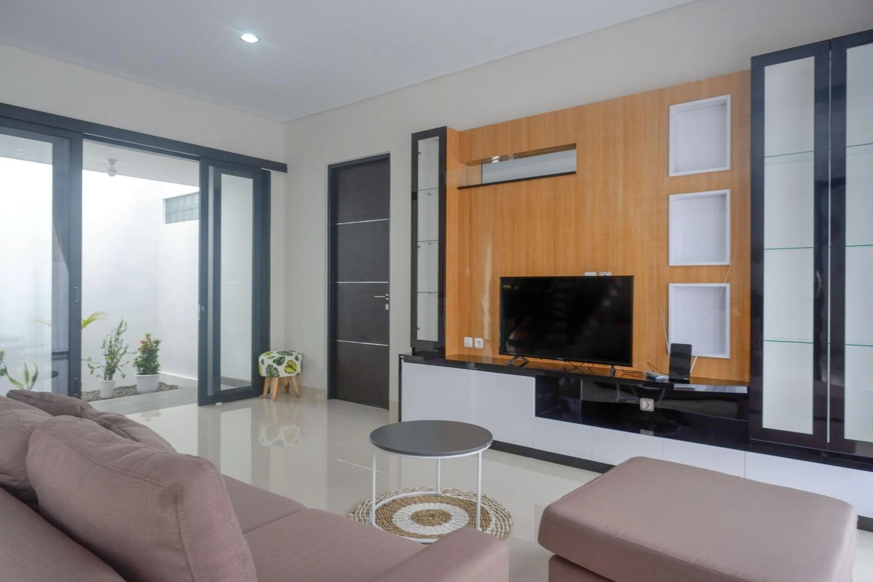 Communal lounge/ TV room in The Lavana Greenkhaza Villa Jogja