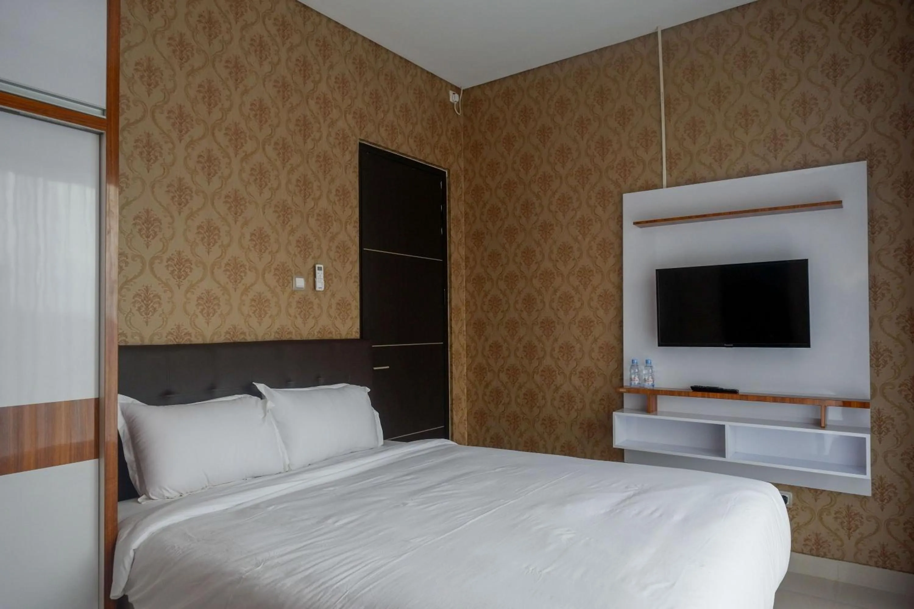 Bedroom, Bed in The Lavana Greenkhaza Villa Jogja