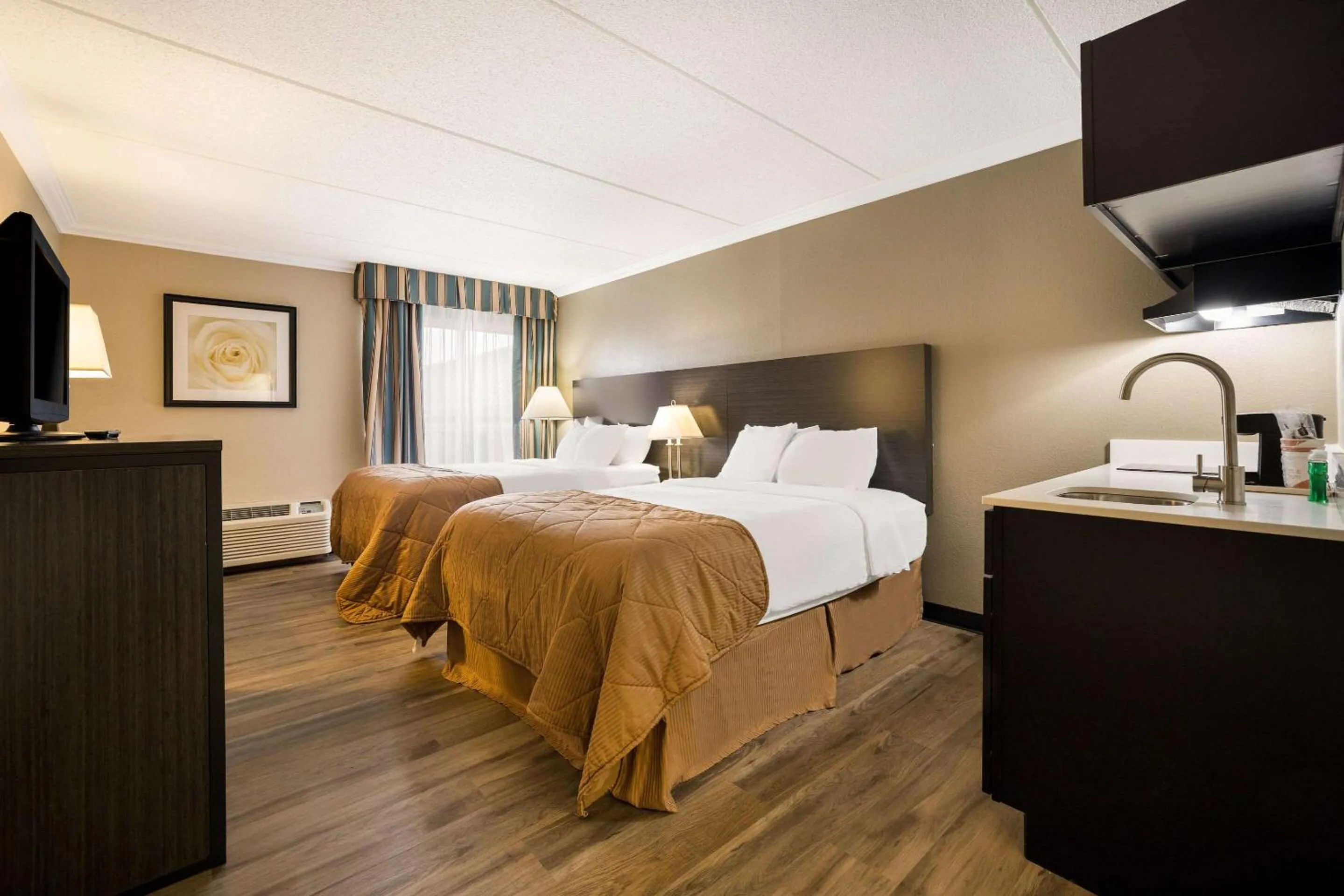 Bedroom, Bed in Suburban Studios Syracuse Fairgrounds