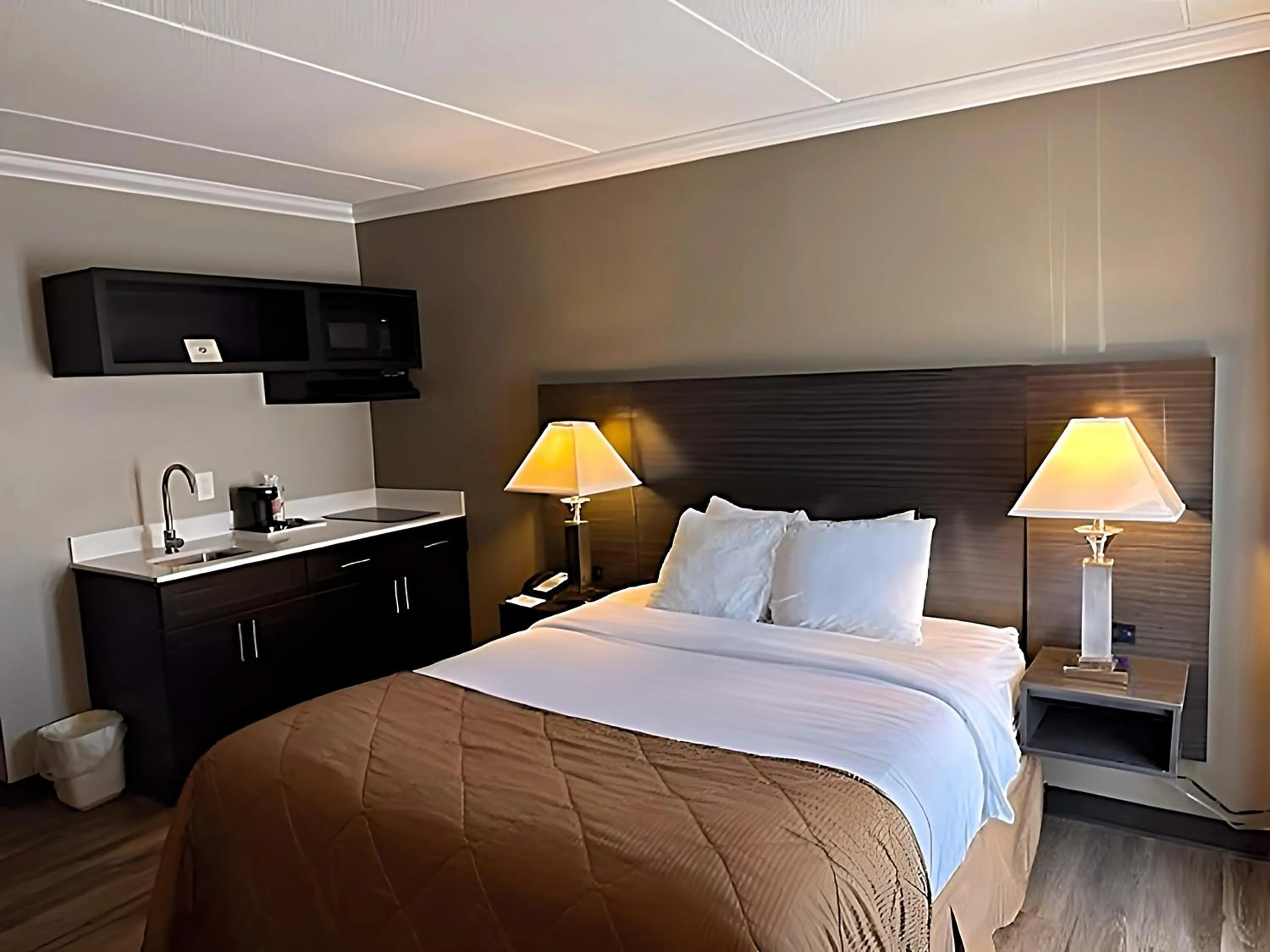 Photo of the whole room, Bed in Suburban Studios Syracuse Fairgrounds