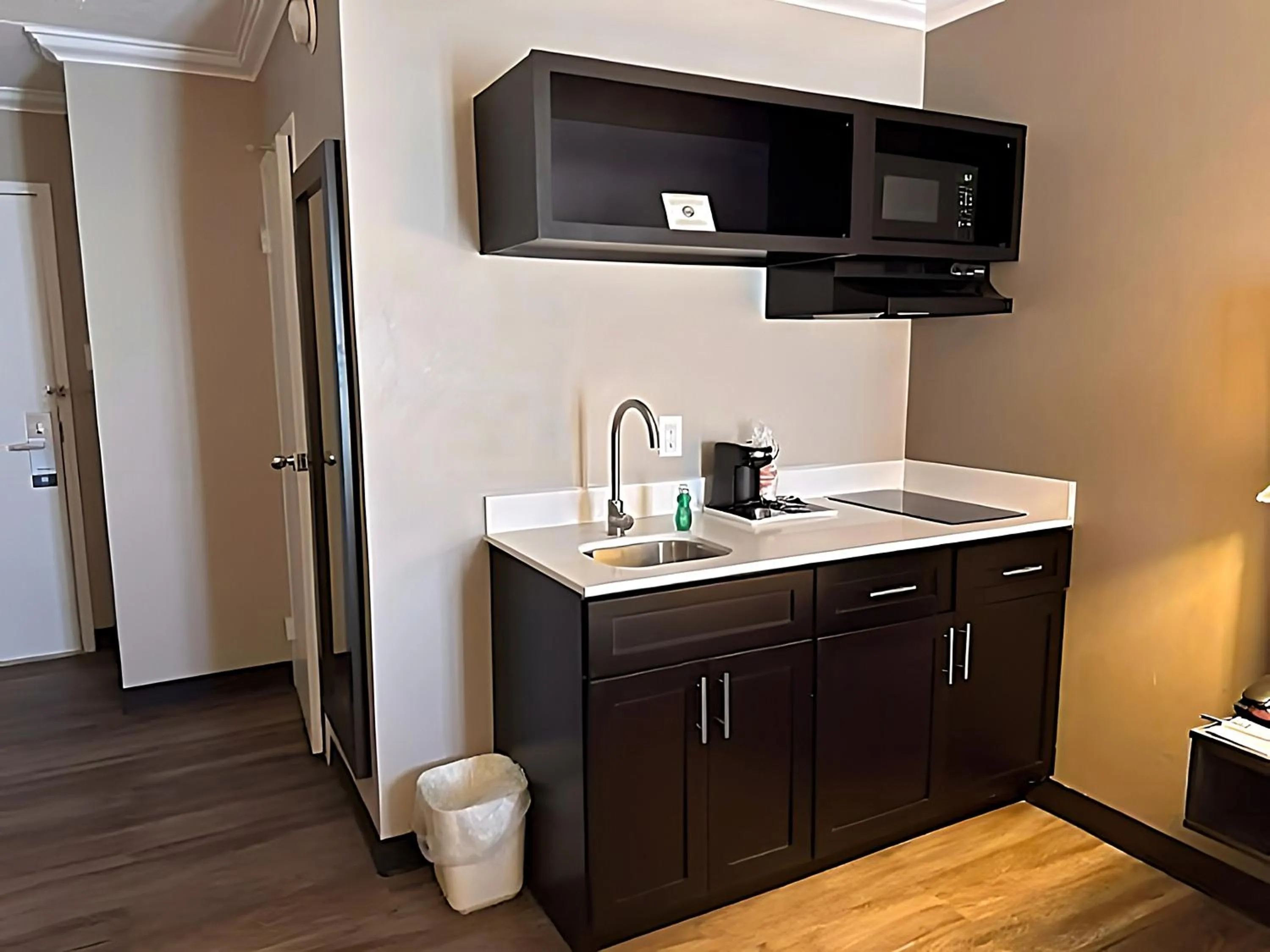 Kitchen or kitchenette in Suburban Studios Syracuse Fairgrounds