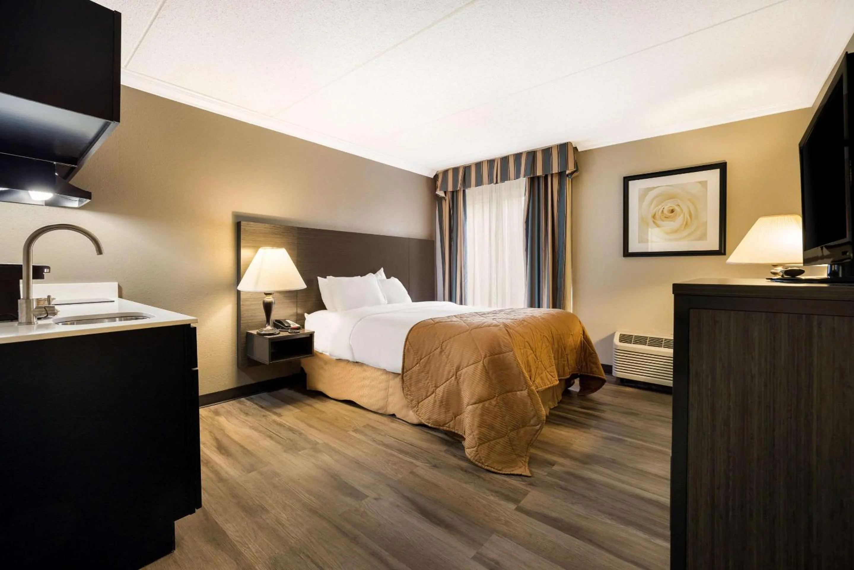 Bedroom, Bed in Suburban Studios Syracuse Fairgrounds