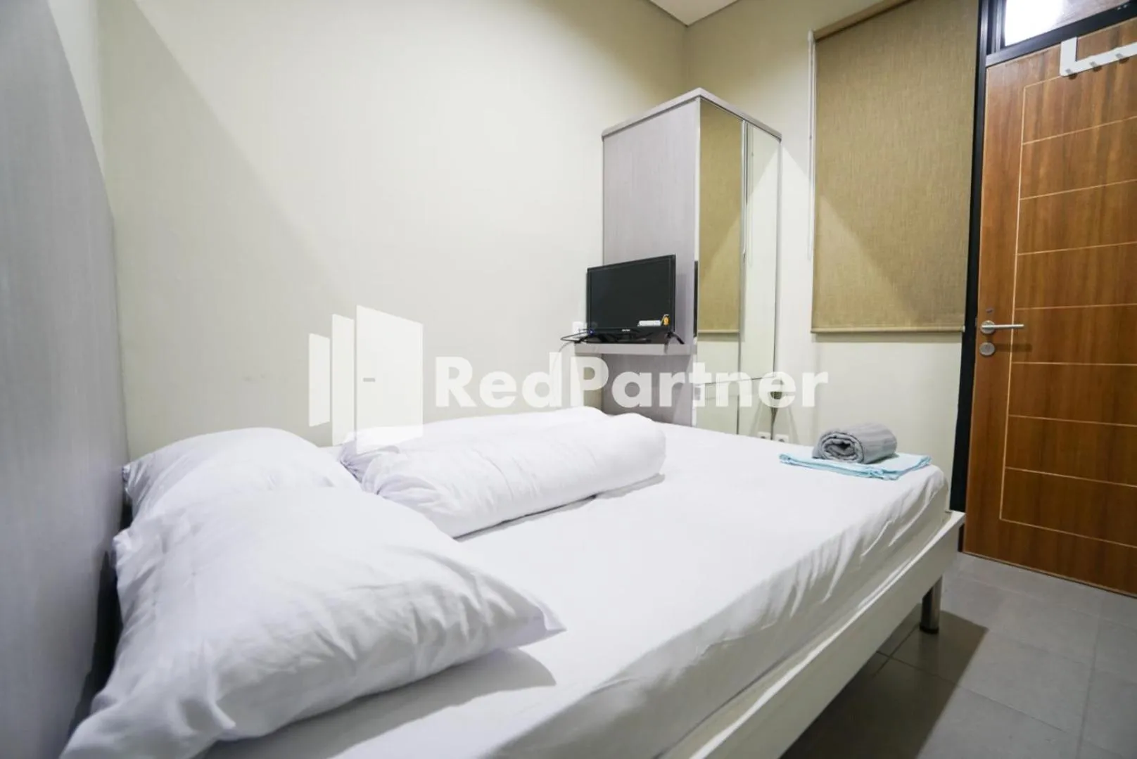 Bedroom, Bed in Tomang Gelong Guest House Syariah Mitra RedDoorz