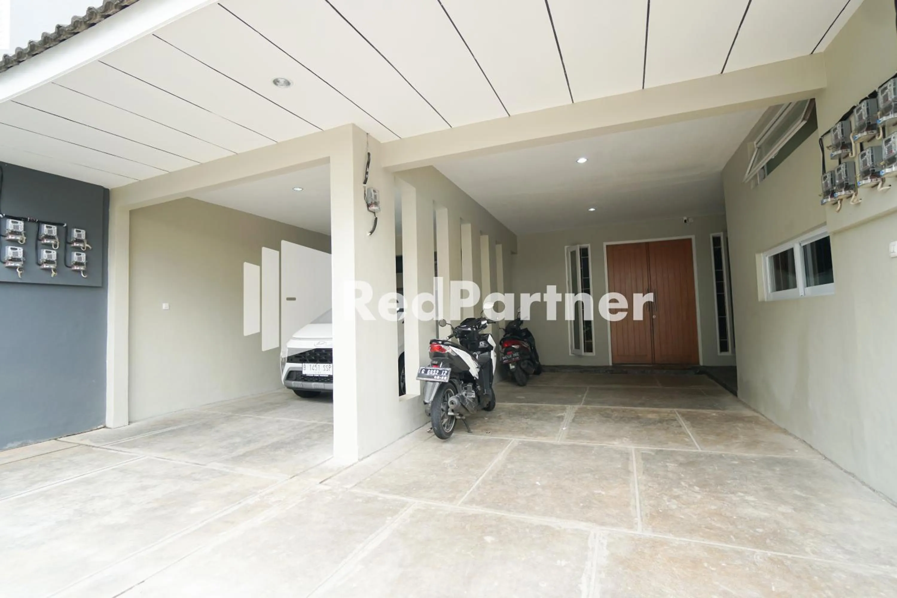 Parking in Tomang Gelong Guest House Syariah Mitra RedDoorz