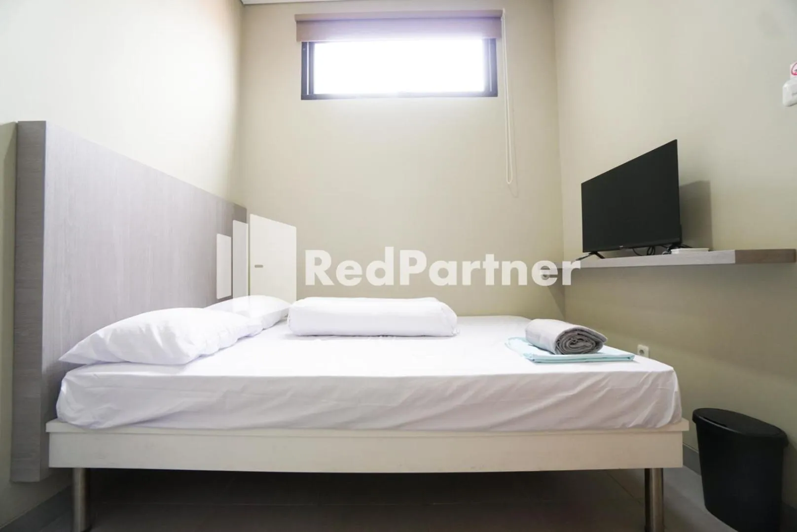 Bedroom, Bed in Tomang Gelong Guest House Syariah Mitra RedDoorz