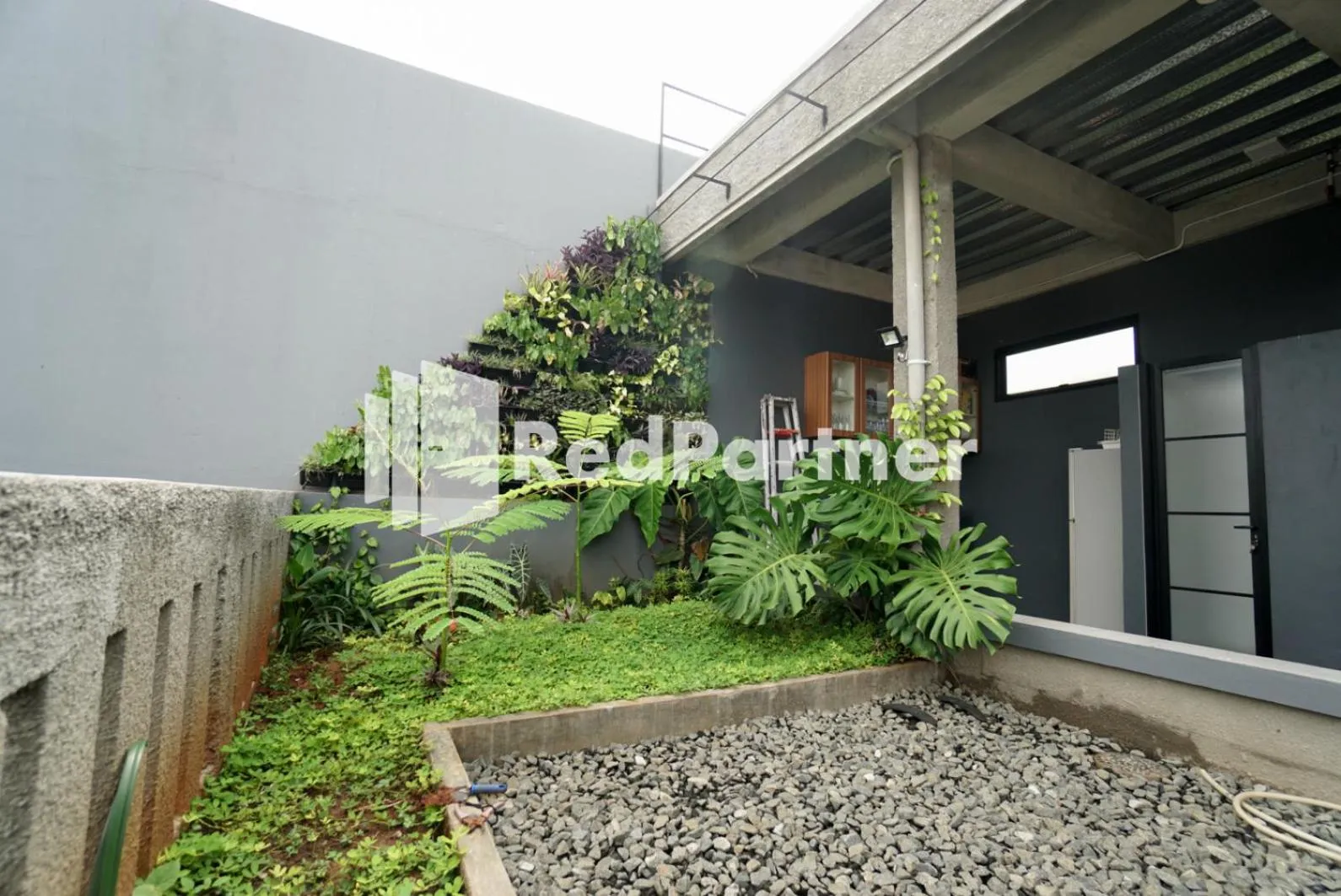 Garden view in Tomang Gelong Guest House Syariah Mitra RedDoorz