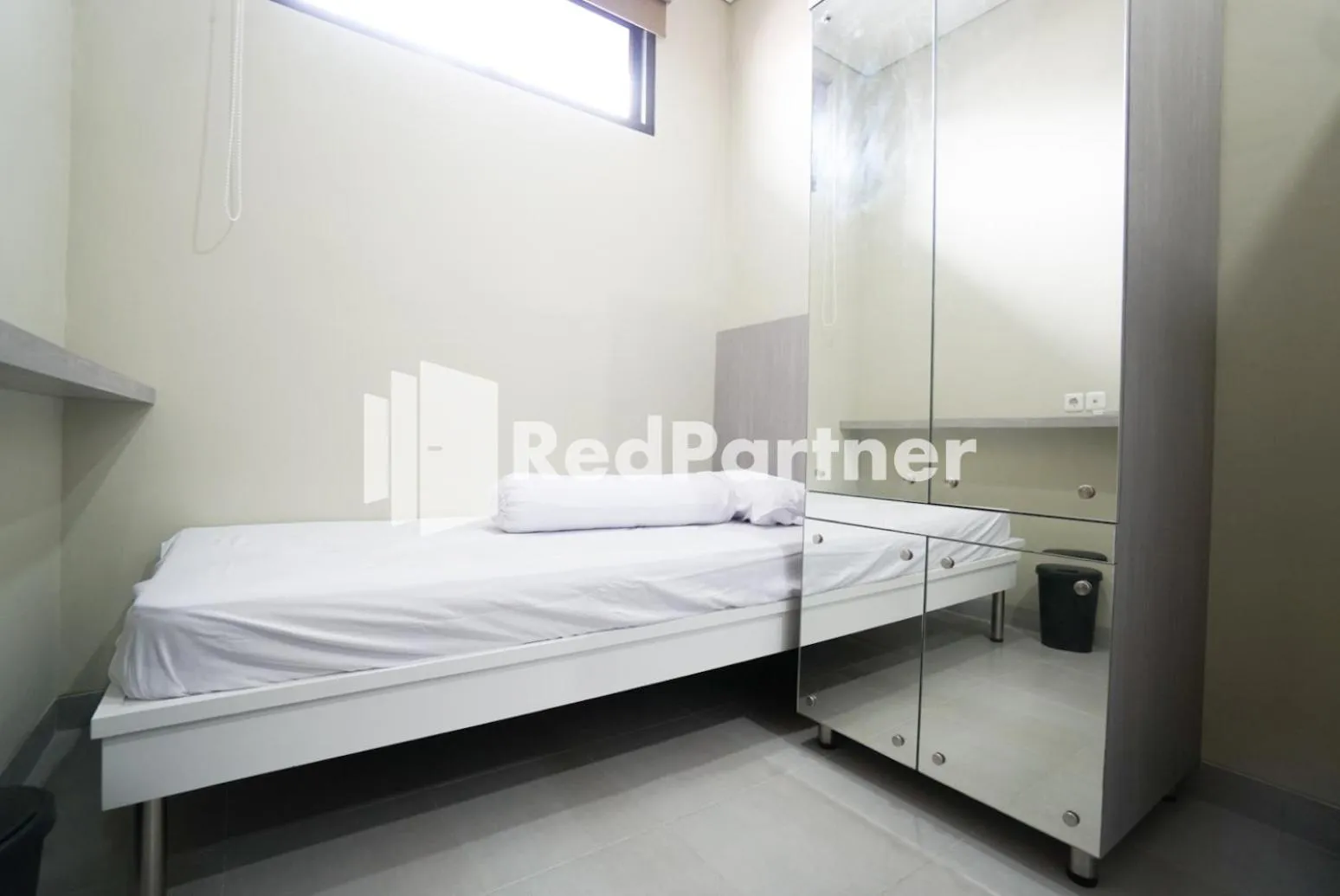 Bedroom, Bed in Tomang Gelong Guest House Syariah Mitra RedDoorz