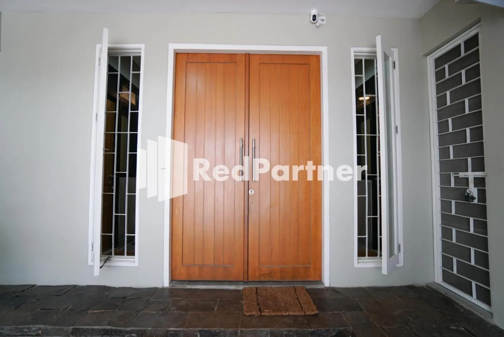 Facade/entrance in Tomang Gelong Guest House Syariah Mitra RedDoorz