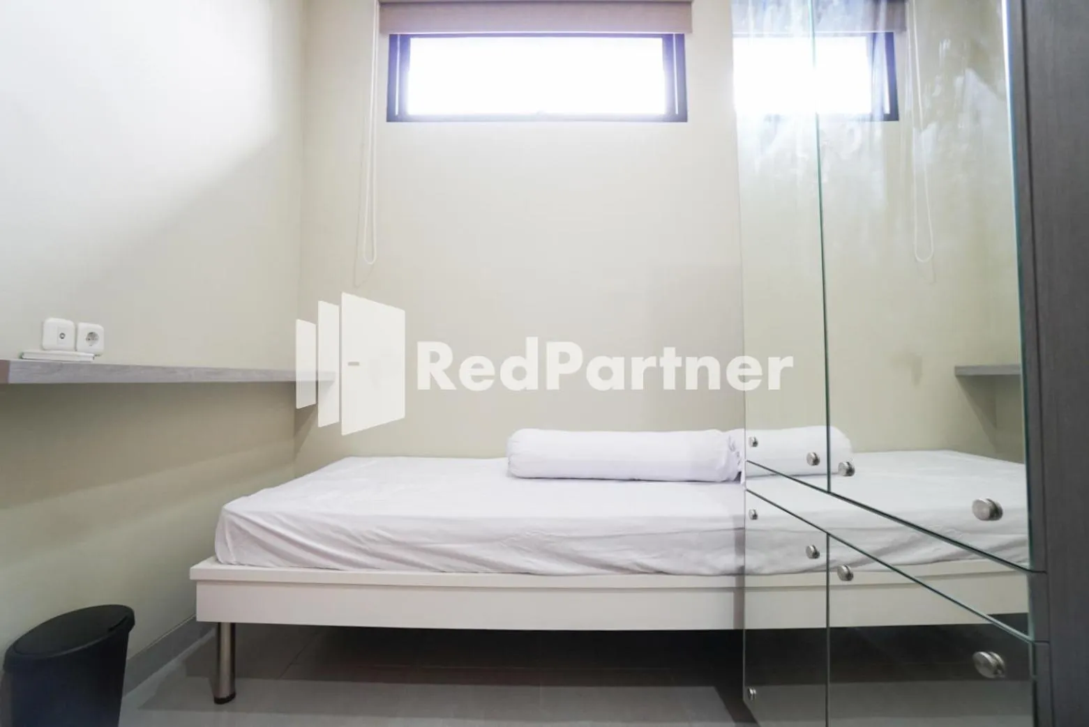 Bedroom, Bed in Tomang Gelong Guest House Syariah Mitra RedDoorz