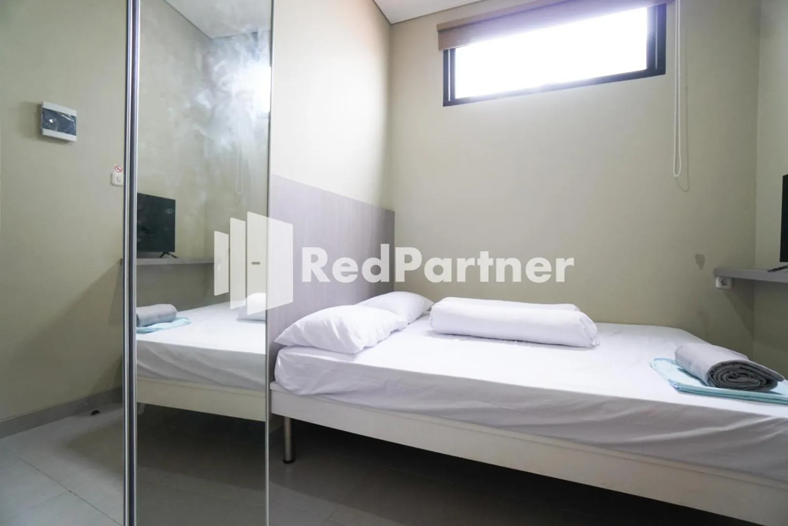 Bedroom, Bed in Tomang Gelong Guest House Syariah Mitra RedDoorz
