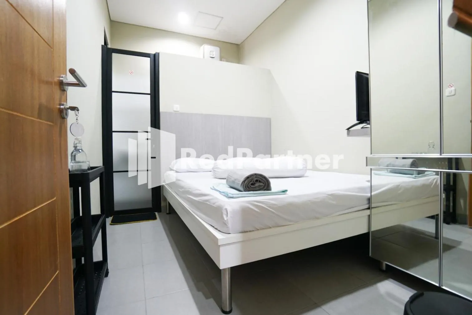 Bedroom, Bed in Tomang Gelong Guest House Syariah Mitra RedDoorz