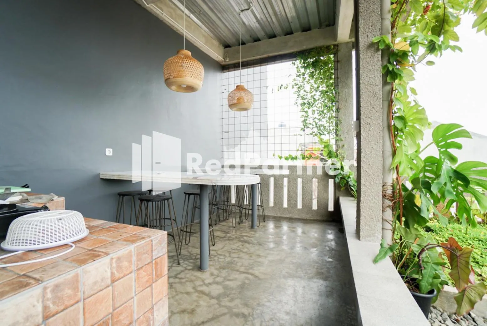 Dining area in Tomang Gelong Guest House Syariah Mitra RedDoorz