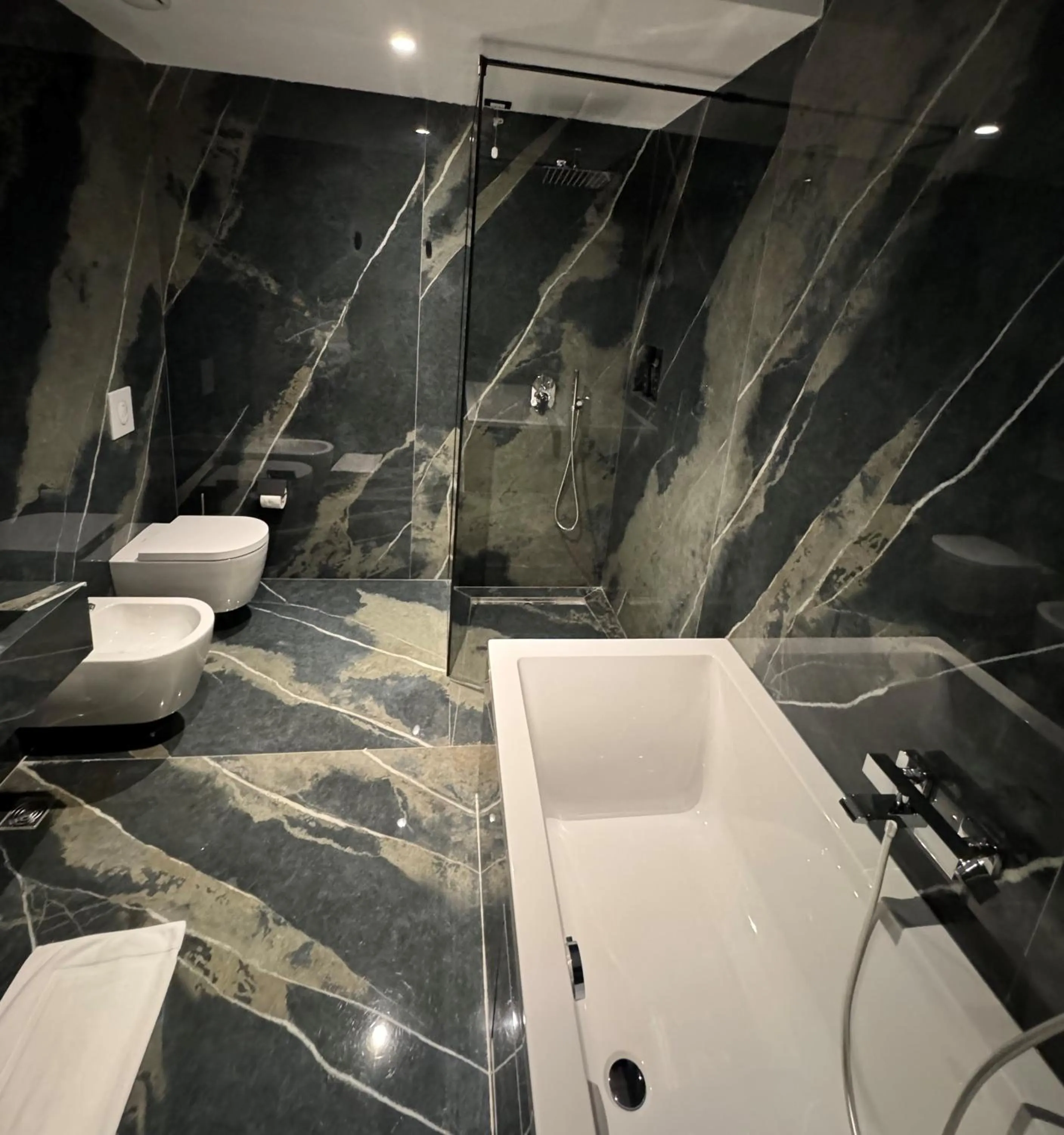 Shower in Arka Art Hotel