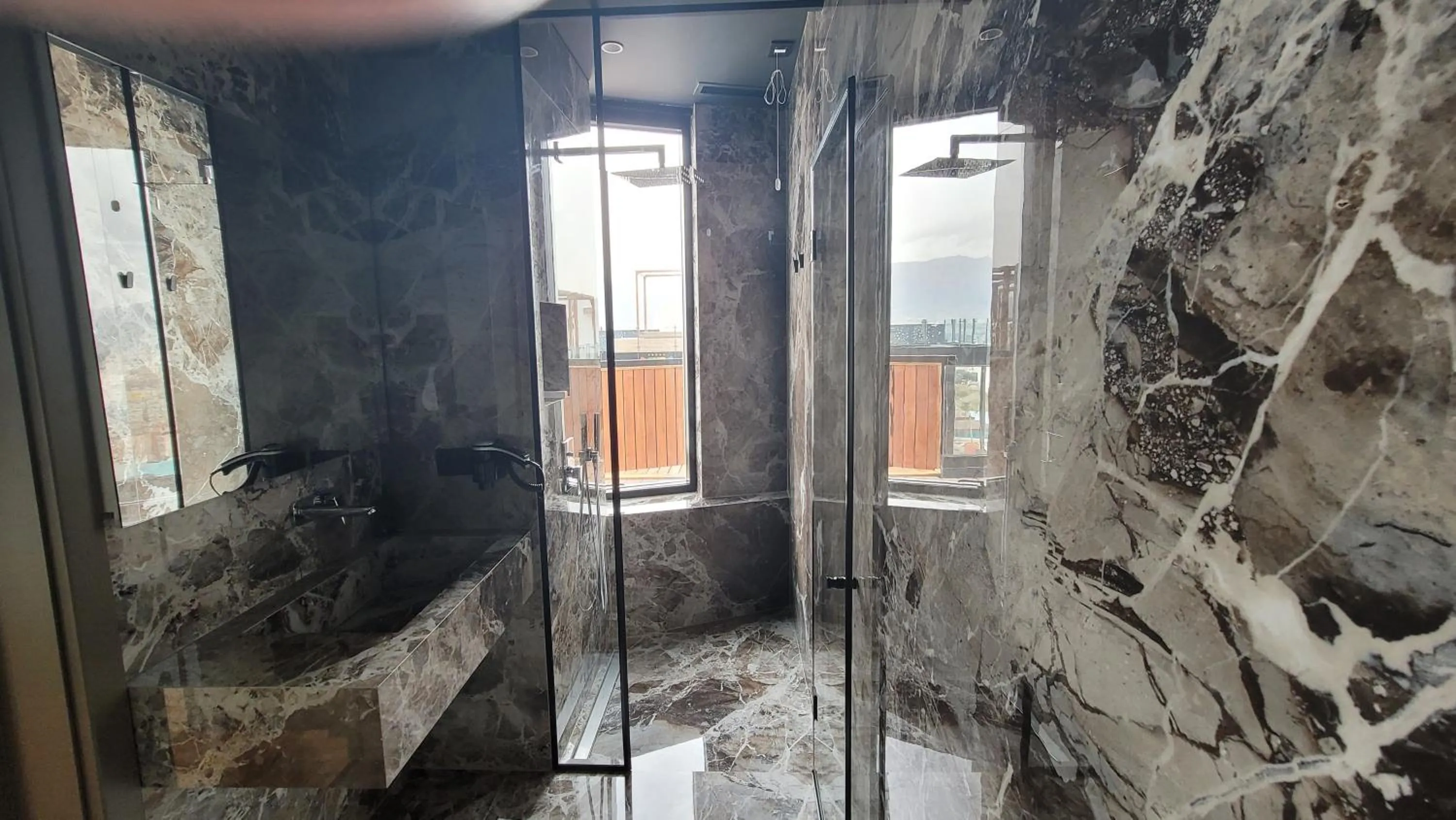 Shower in Arka Art Hotel