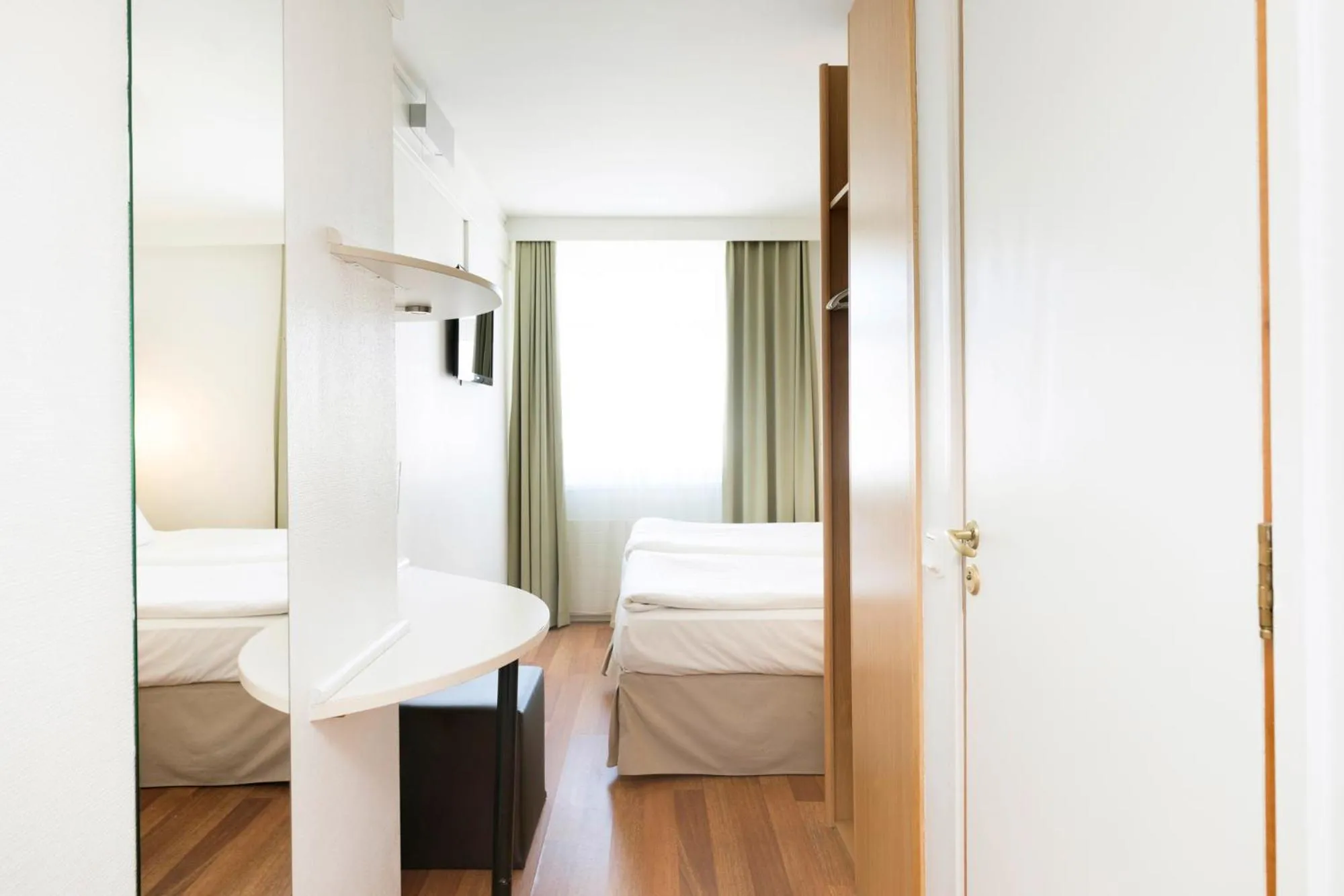 Photo of the whole room, Bed in Good Morning+ Göteborg City