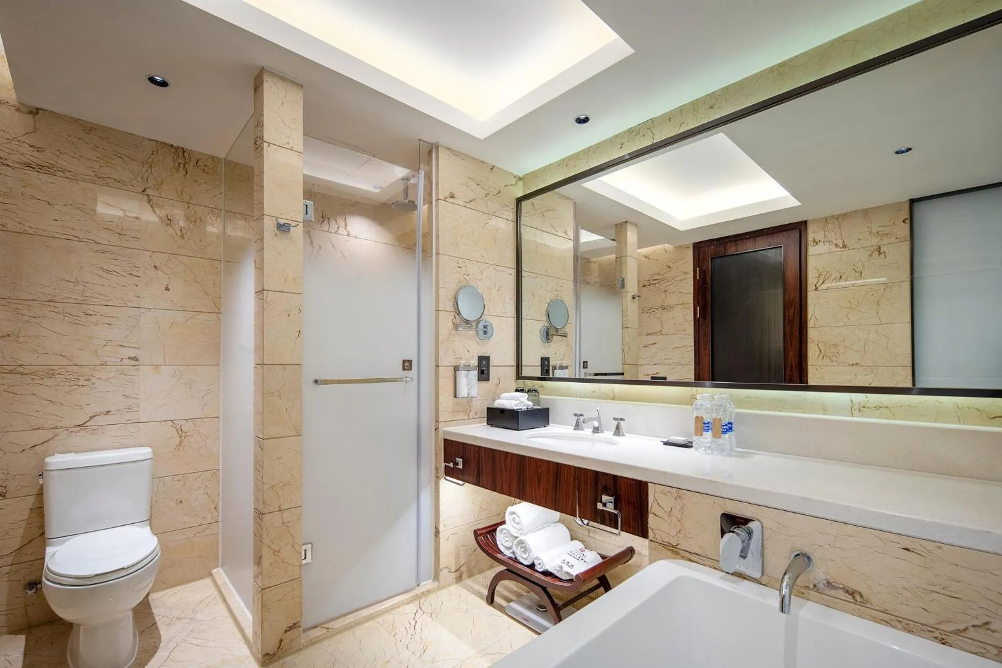 Bathroom in Hualuxe Leshan, an IHG Hotel