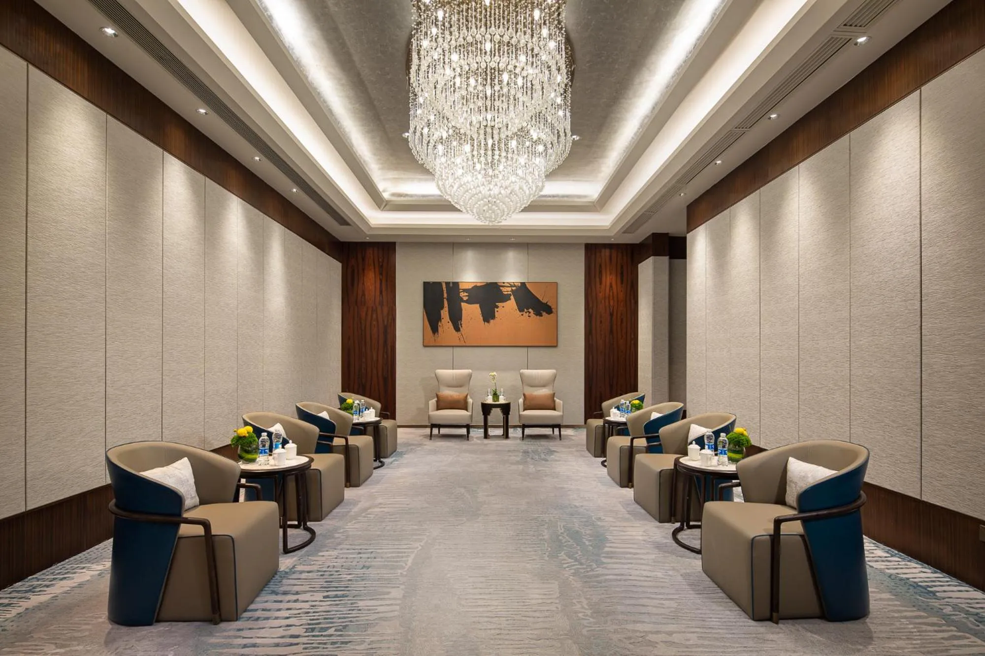 Seating area in Hualuxe Leshan, an IHG Hotel