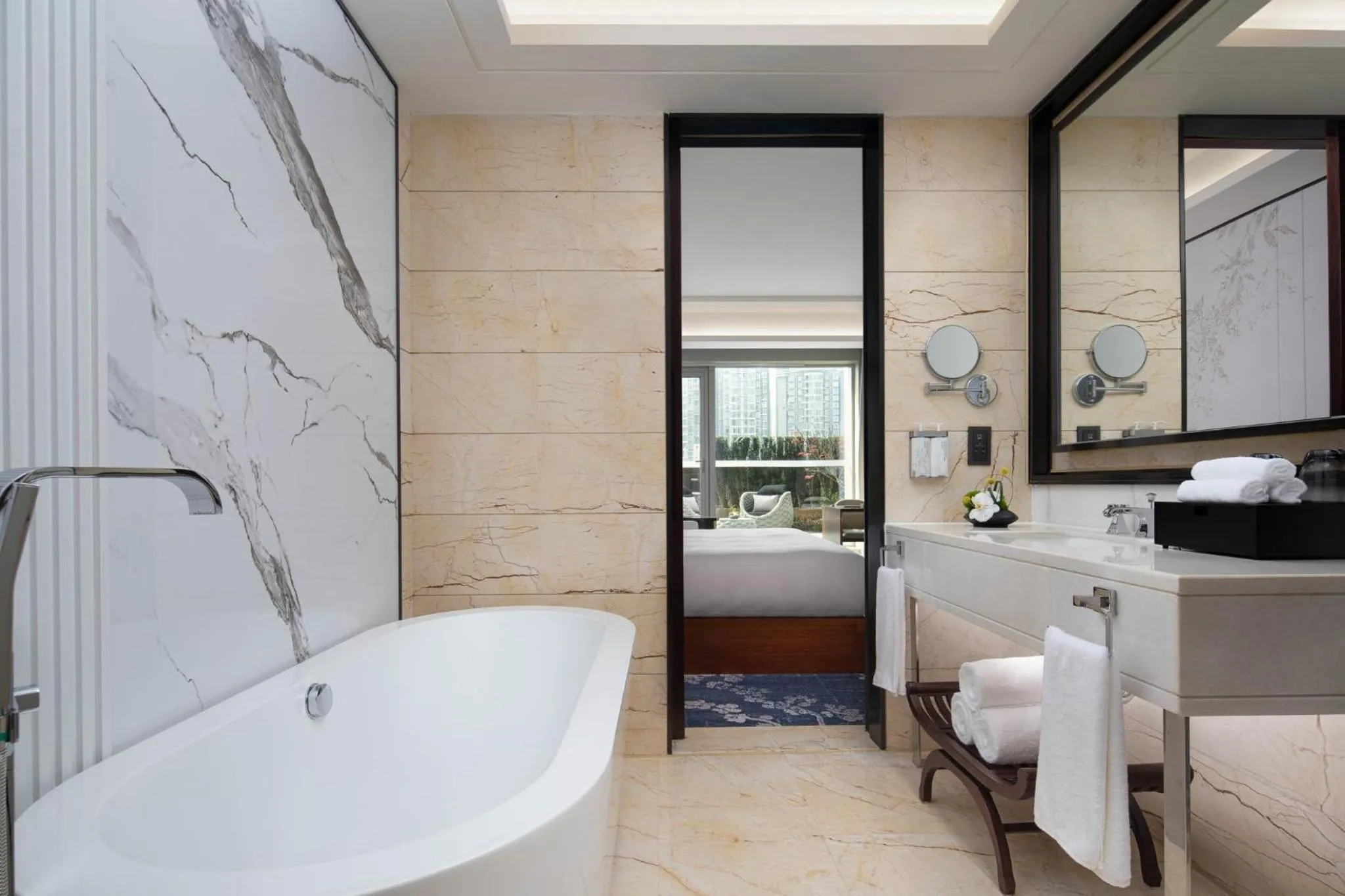 Bathroom in Hualuxe Leshan, an IHG Hotel