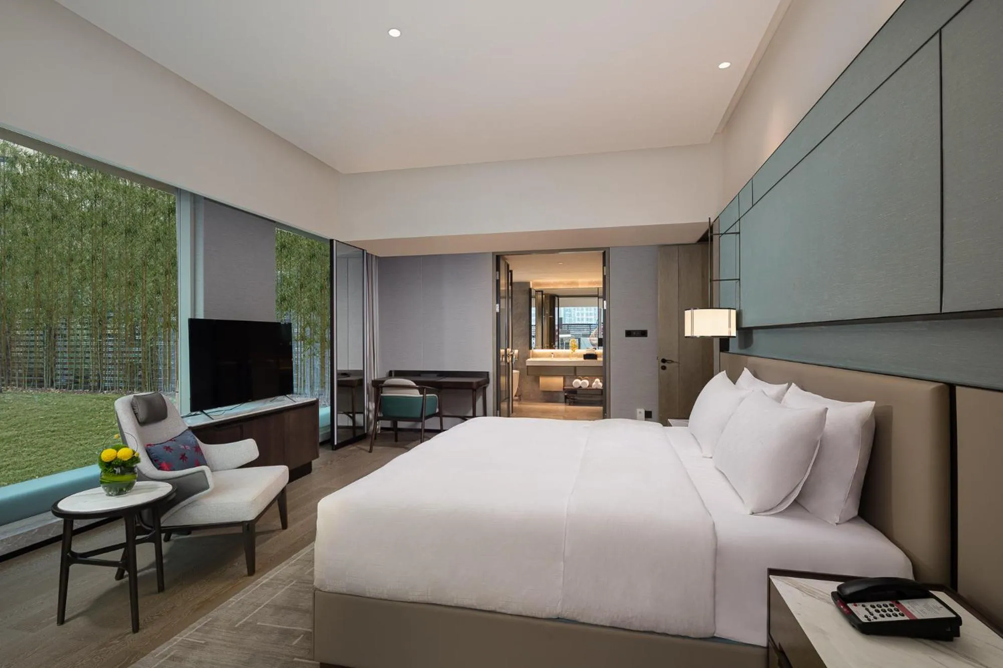 Photo of the whole room, Bed in Hualuxe Leshan, an IHG Hotel