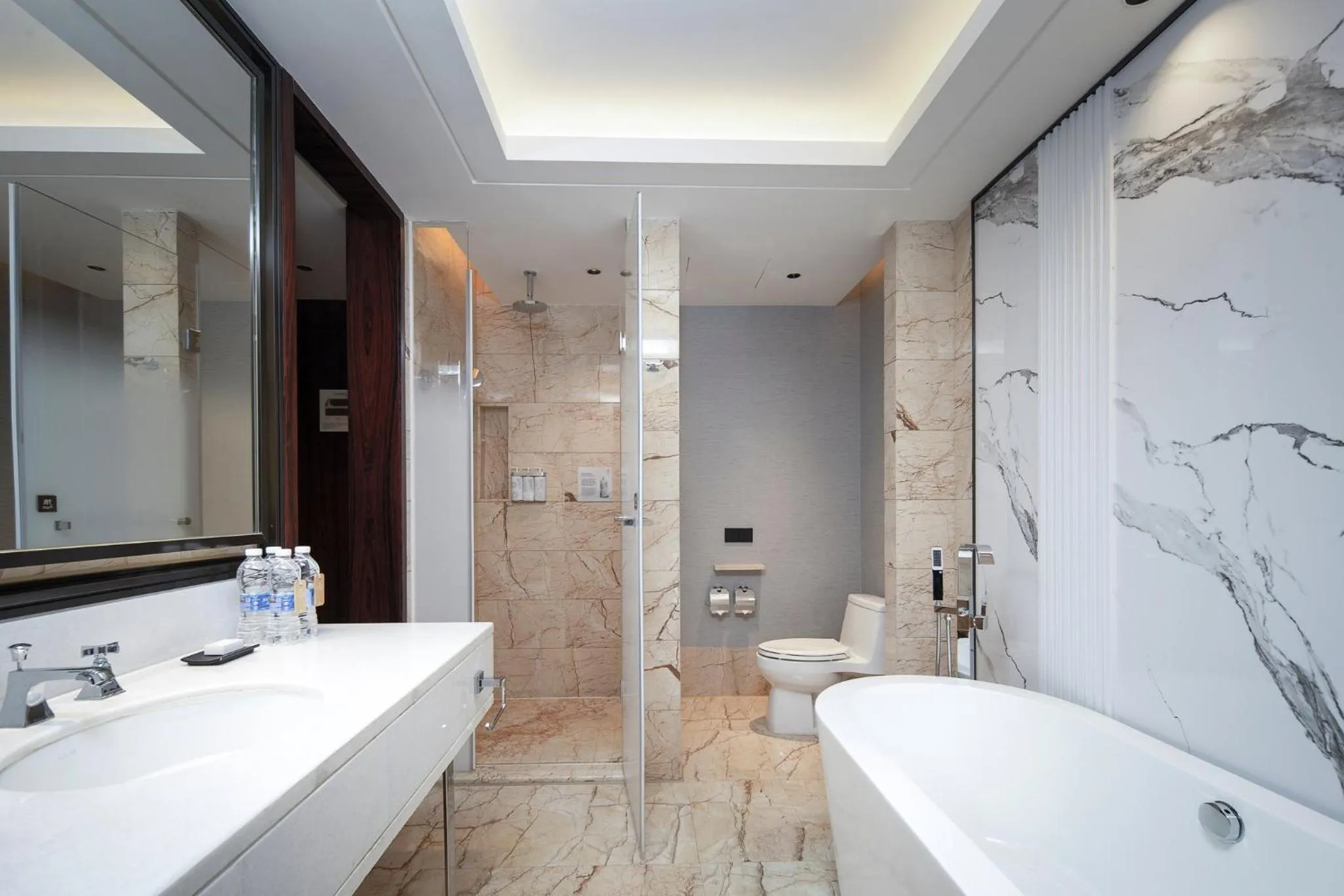 Bathroom in Hualuxe Leshan, an IHG Hotel