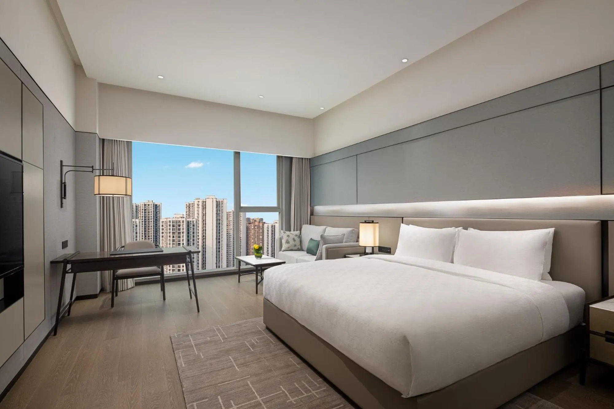 Photo of the whole room, Bed in Hualuxe Leshan, an IHG Hotel