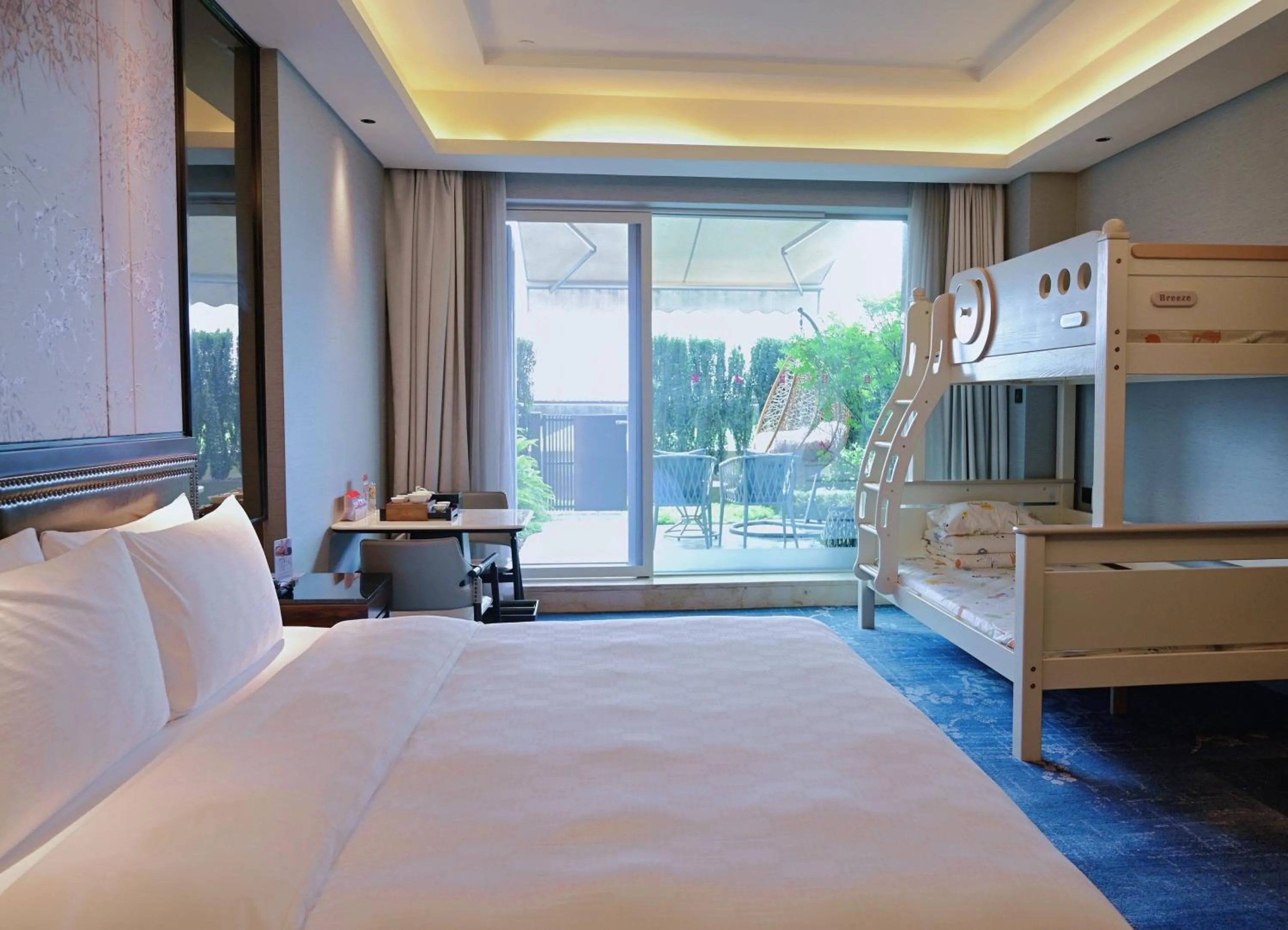 Photo of the whole room, Bed in Hualuxe Leshan, an IHG Hotel