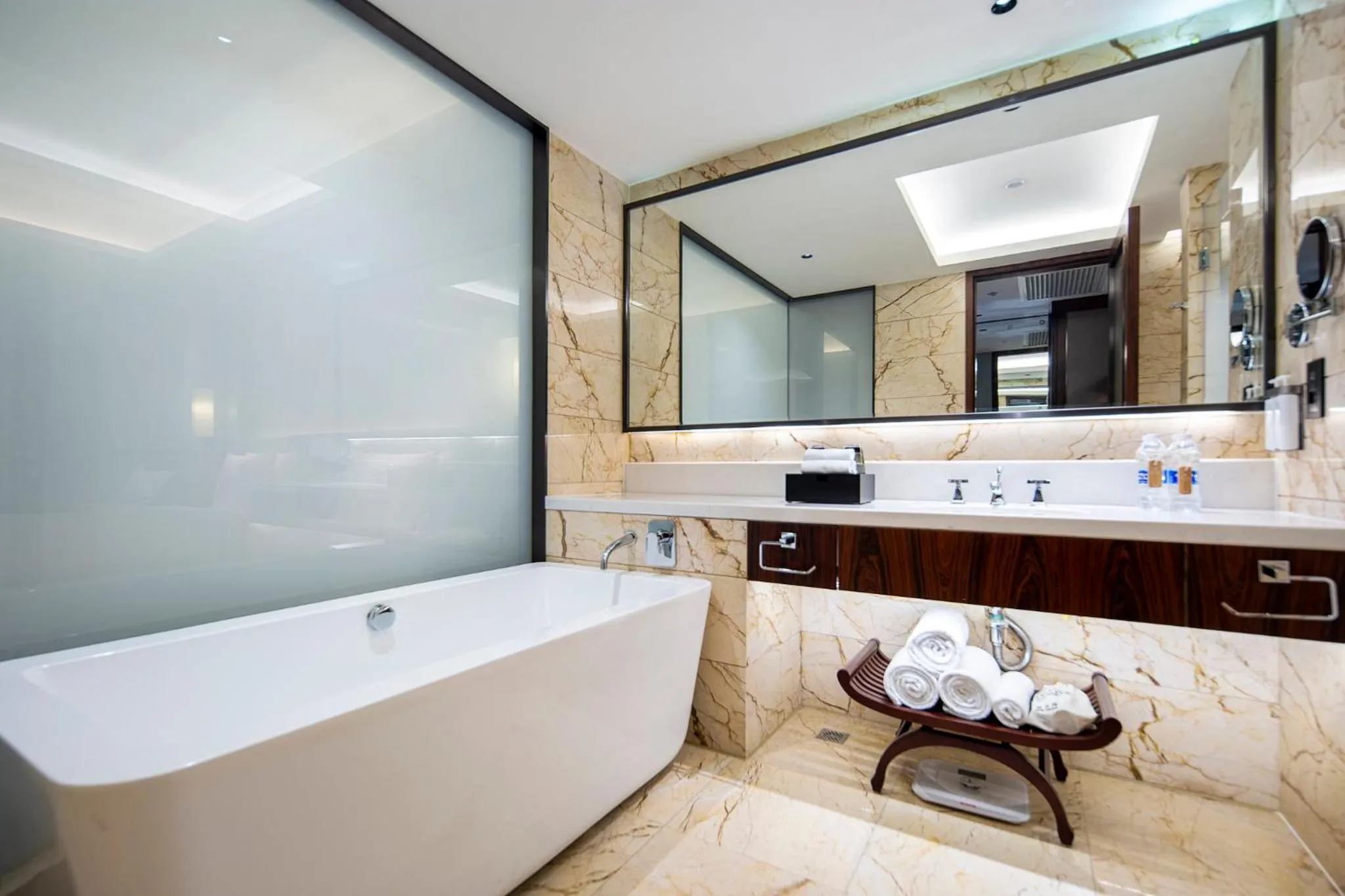 Bathroom in Hualuxe Leshan, an IHG Hotel