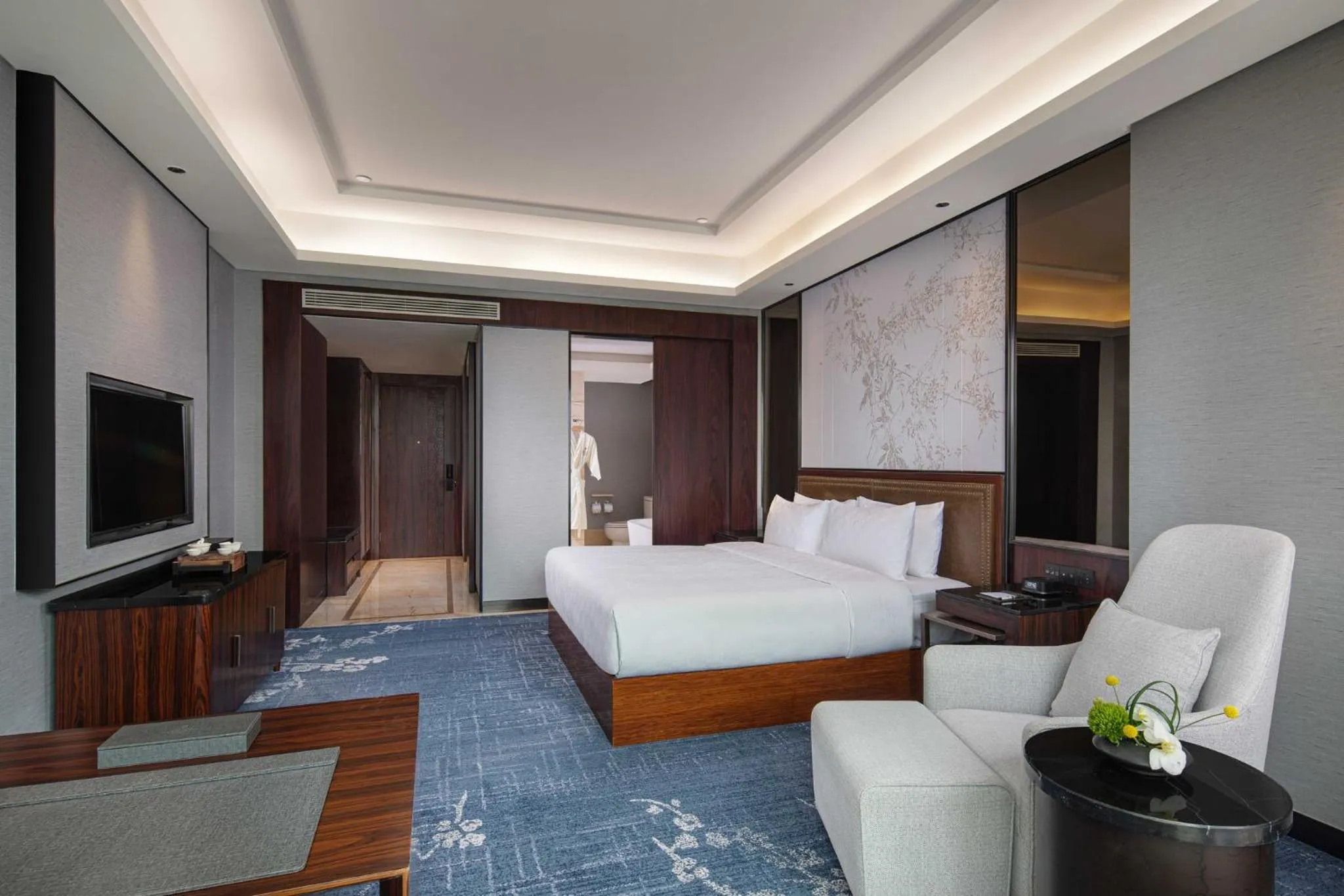 Photo of the whole room, Bed in Hualuxe Leshan, an IHG Hotel