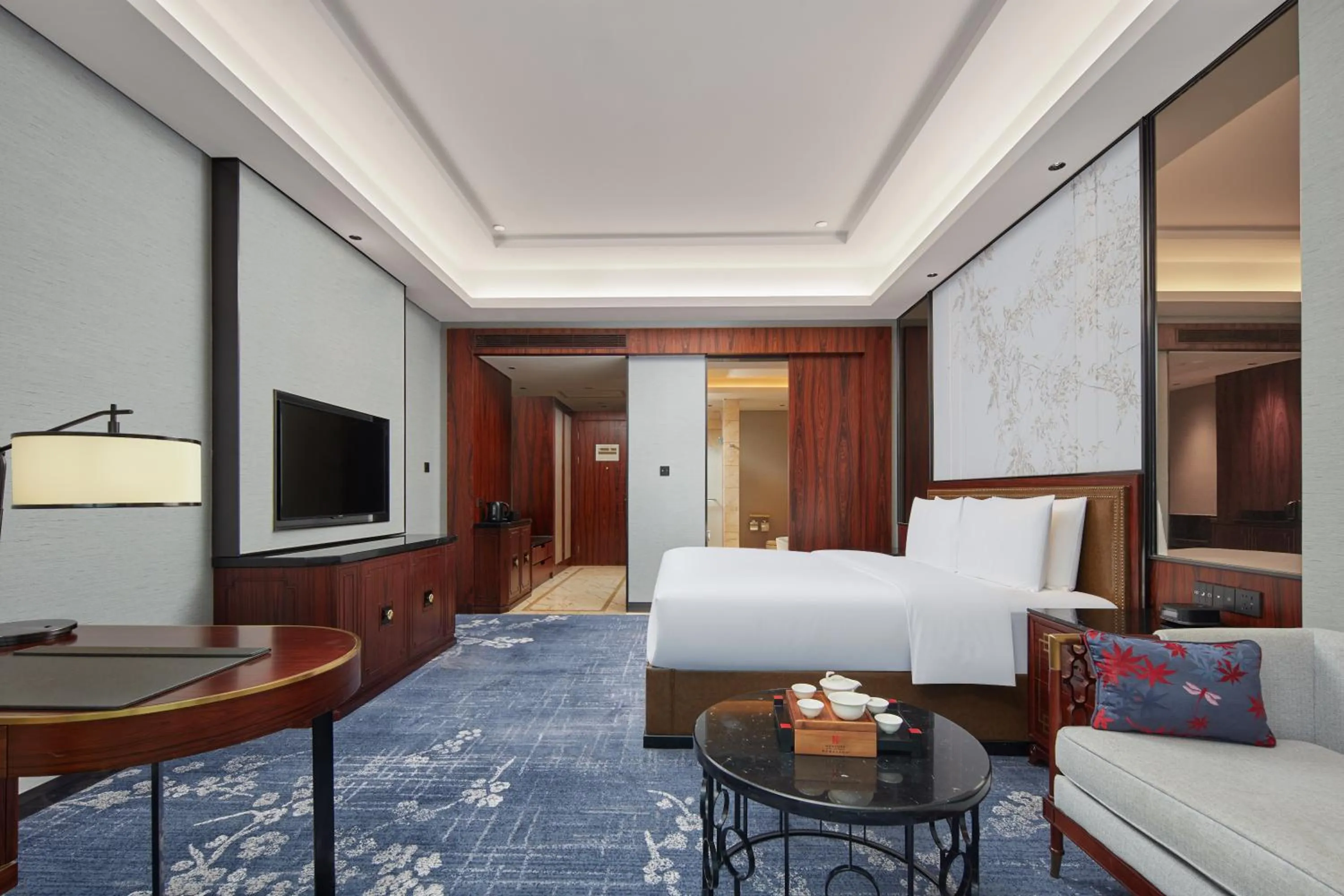 Photo of the whole room, Bed in Hualuxe Leshan, an IHG Hotel