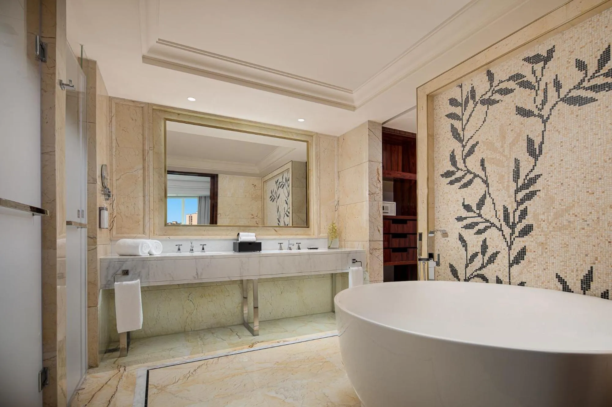 Toilet in Hualuxe Leshan, an IHG Hotel