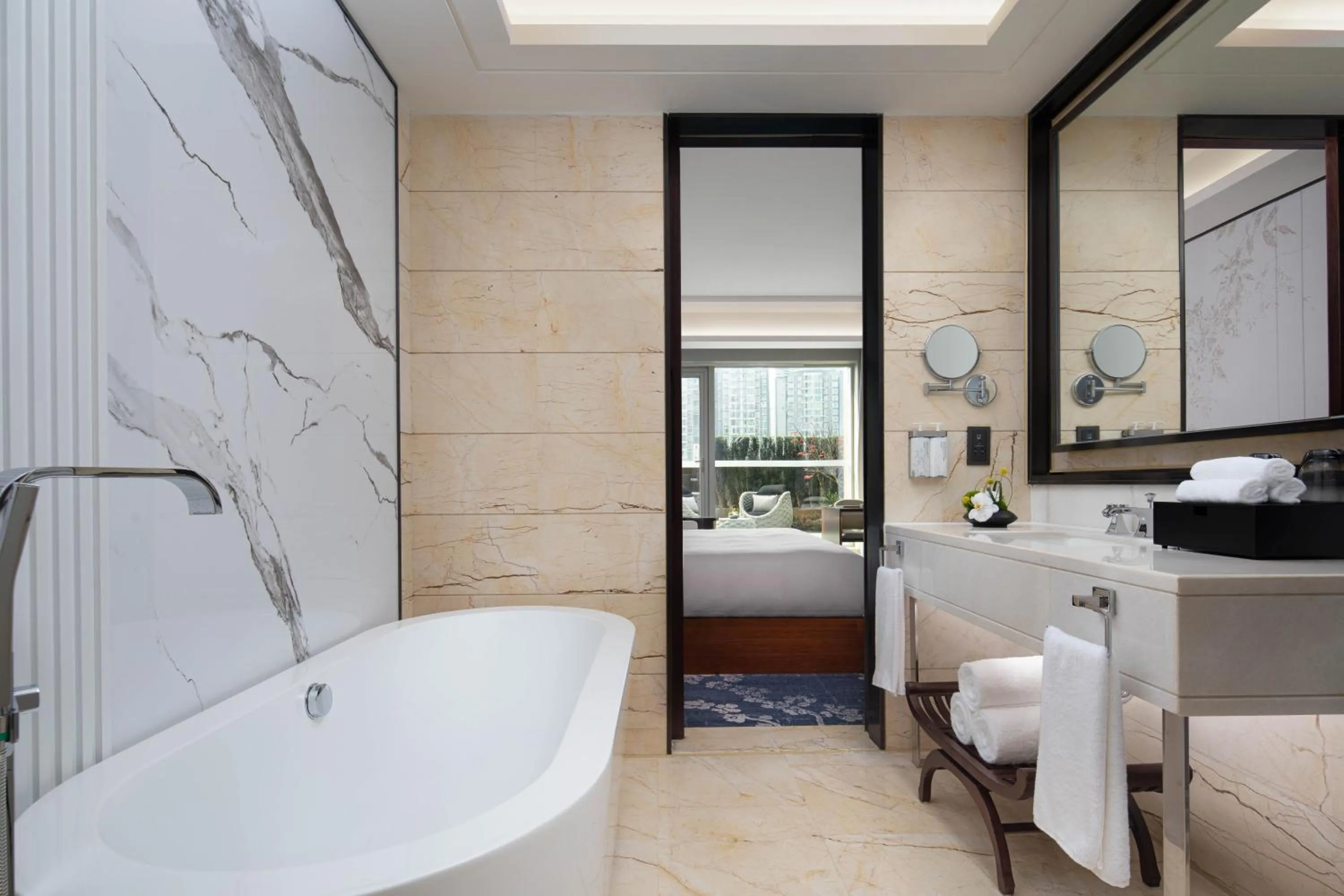 Toilet in Hualuxe Leshan, an IHG Hotel