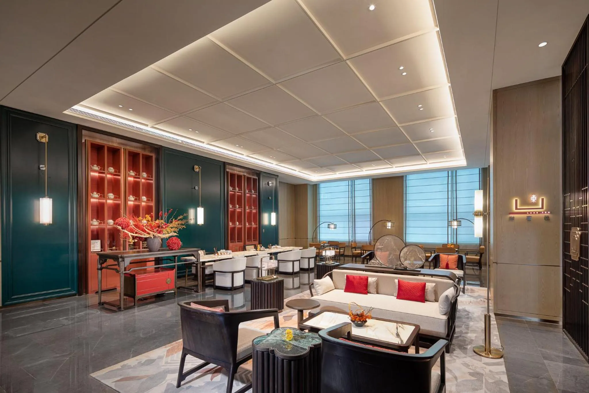 Lounge or bar in Hualuxe Leshan, an IHG Hotel