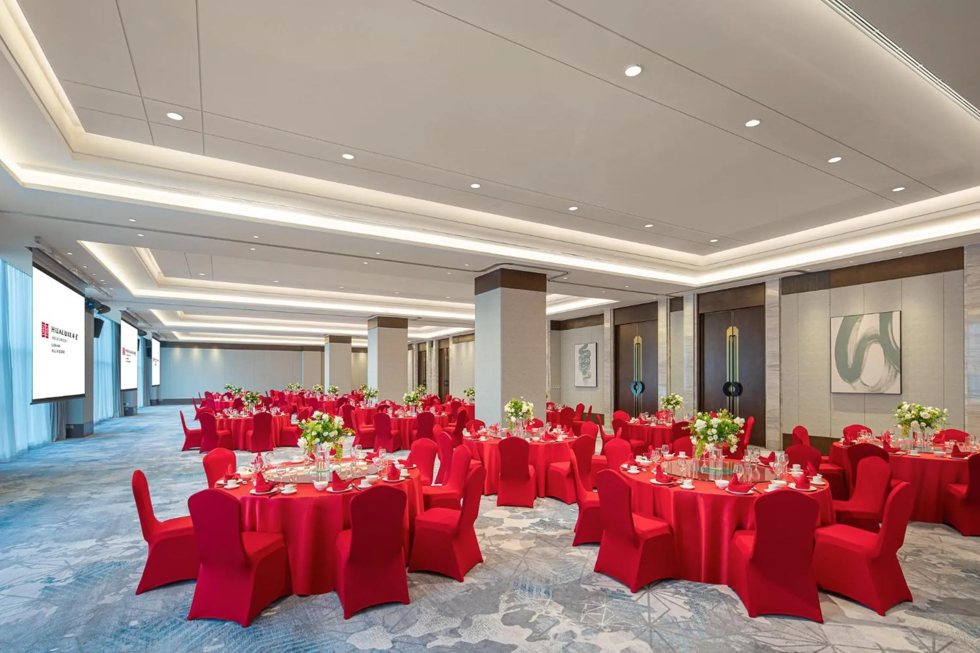 wedding in Hualuxe Leshan, an IHG Hotel