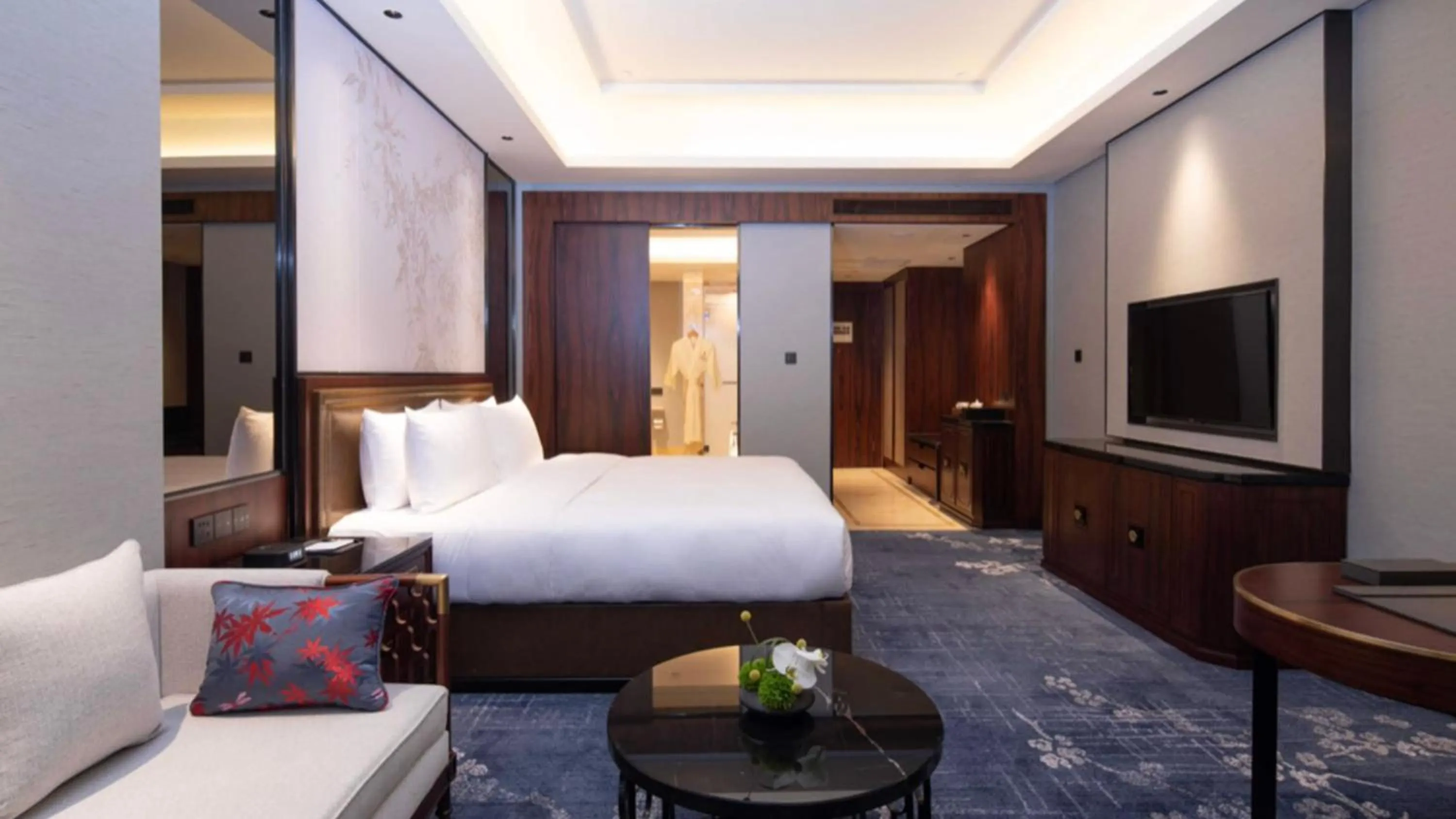 Photo of the whole room, Bed in Hualuxe Leshan, an IHG Hotel