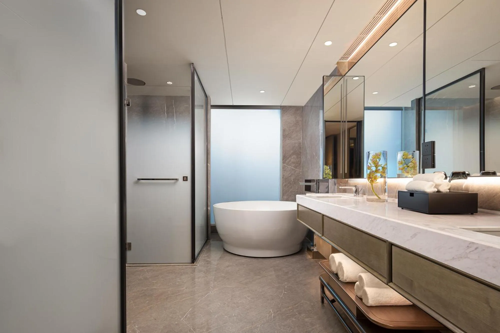 Toilet in Hualuxe Leshan, an IHG Hotel